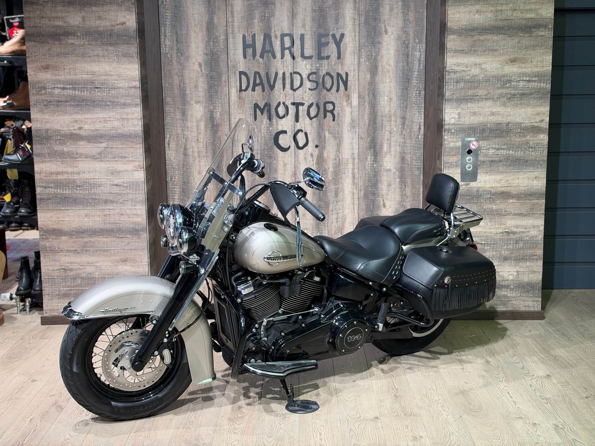 HARLEY-DAVIDSON FLHCS Heritage Classic 114 ABS-showroom-element-2
