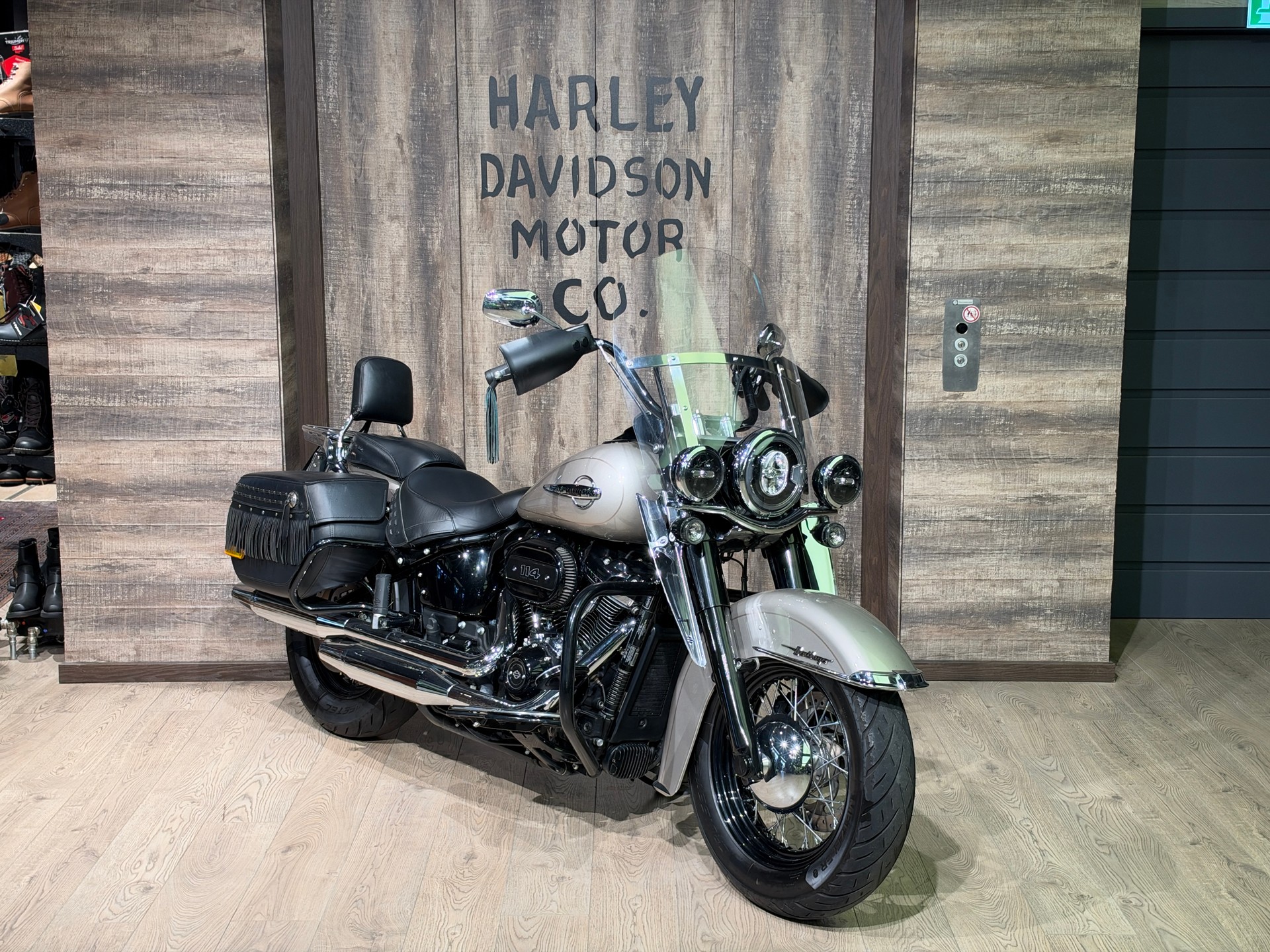 HARLEY-DAVIDSON FLHCS Heritage Classic 114 ABS-showroom-element-1
