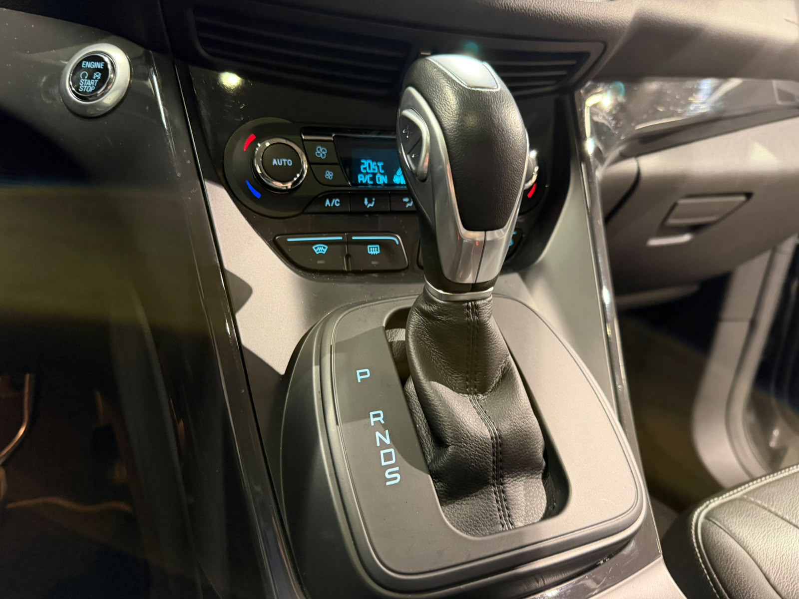 FORD Kuga 2.0 TDCi Titanium S 4WD PowerShift-image-25
