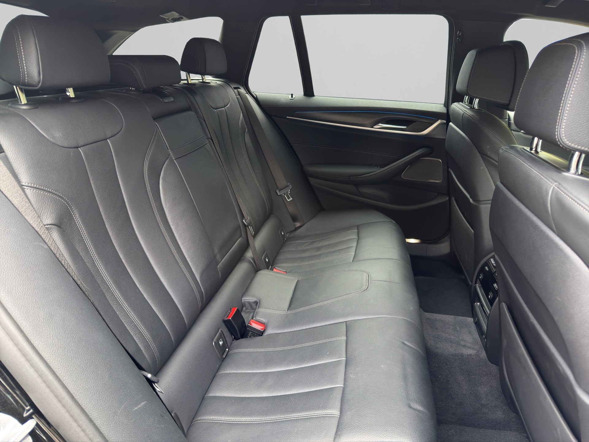 BMW 530e xDrive Touring M Sport Steptronic-image-17