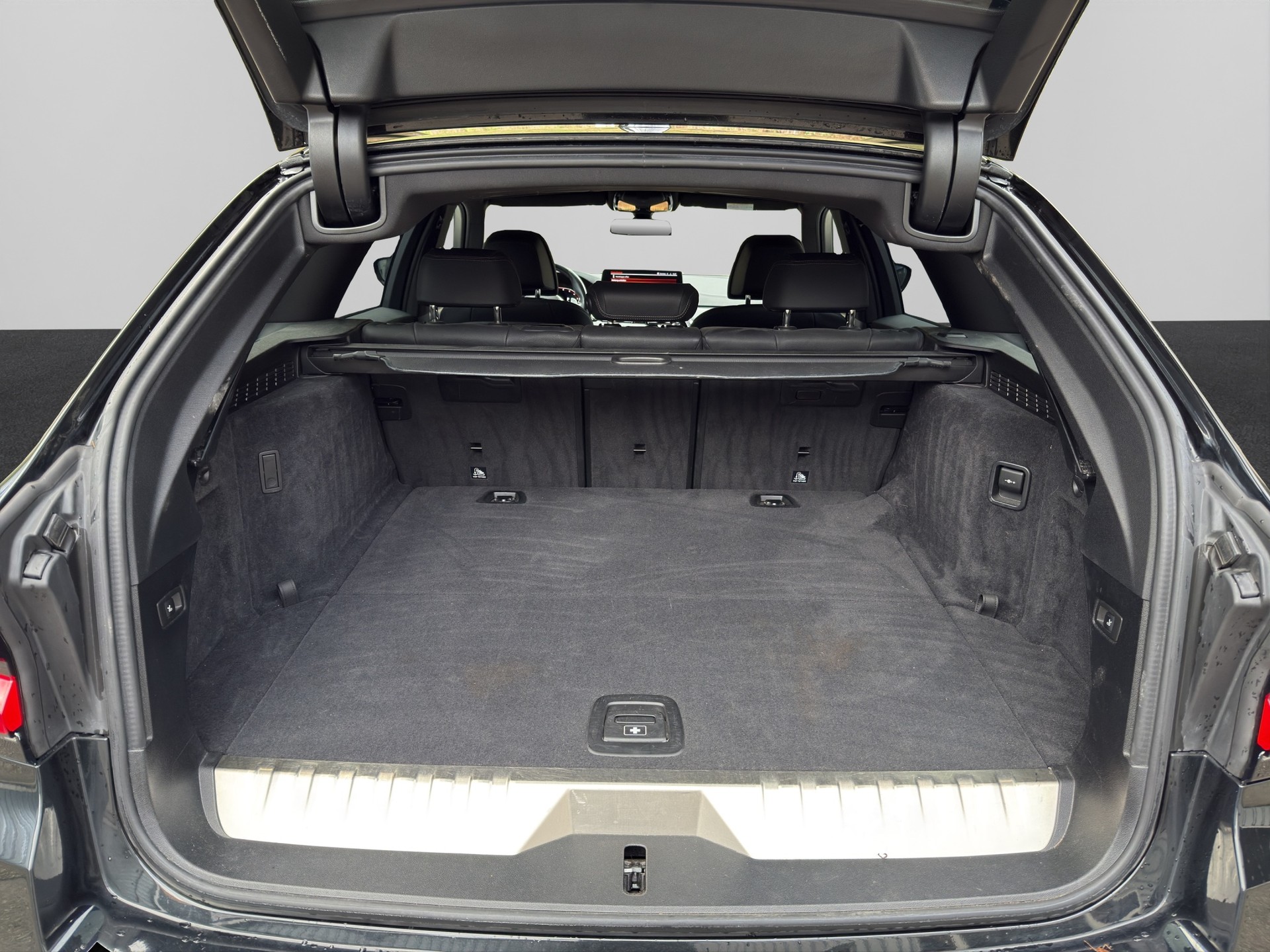 BMW 530e xDrive Touring M Sport Steptronic-image-18