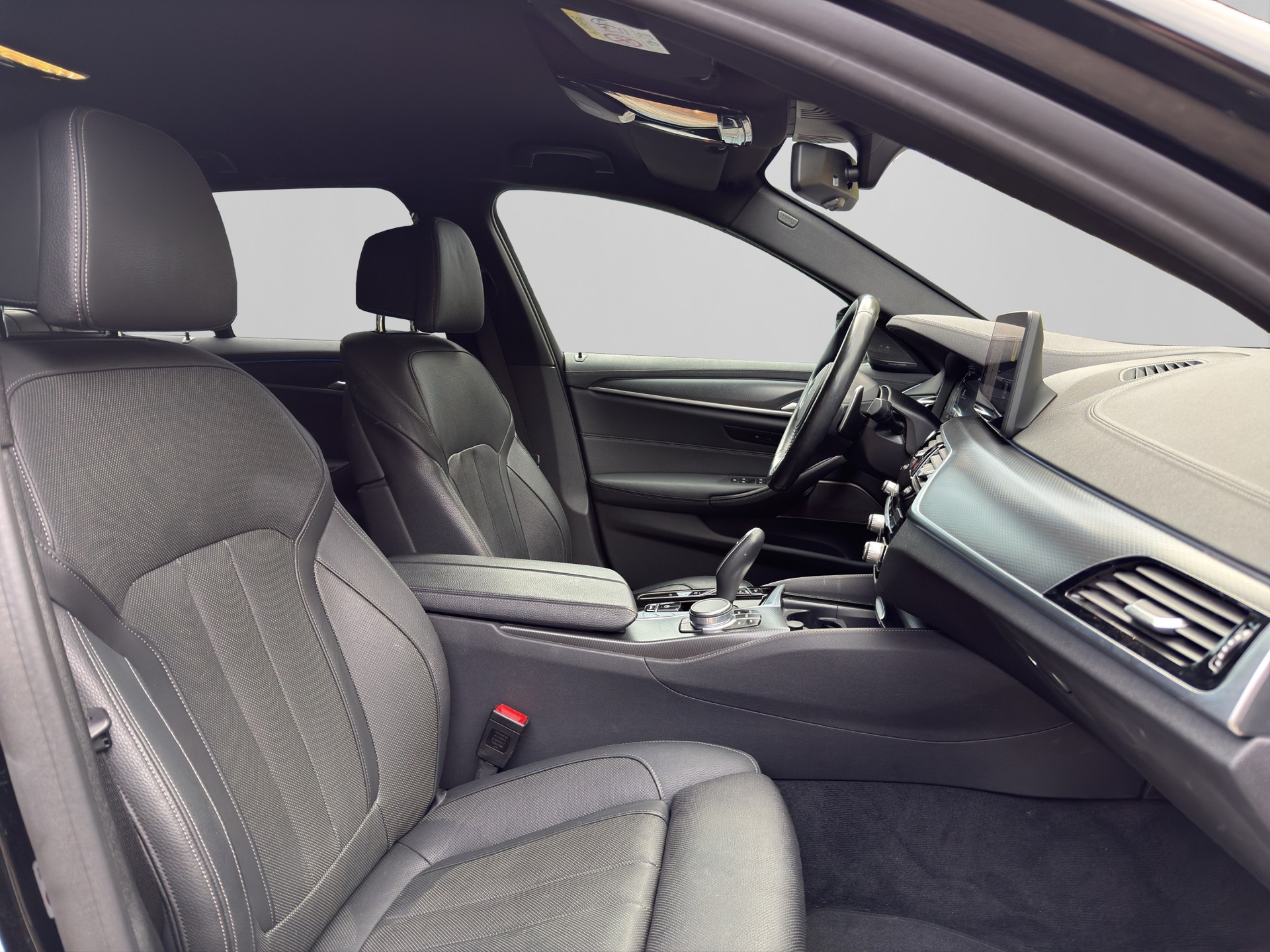 BMW 530e xDrive Touring M Sport Steptronic-image-15