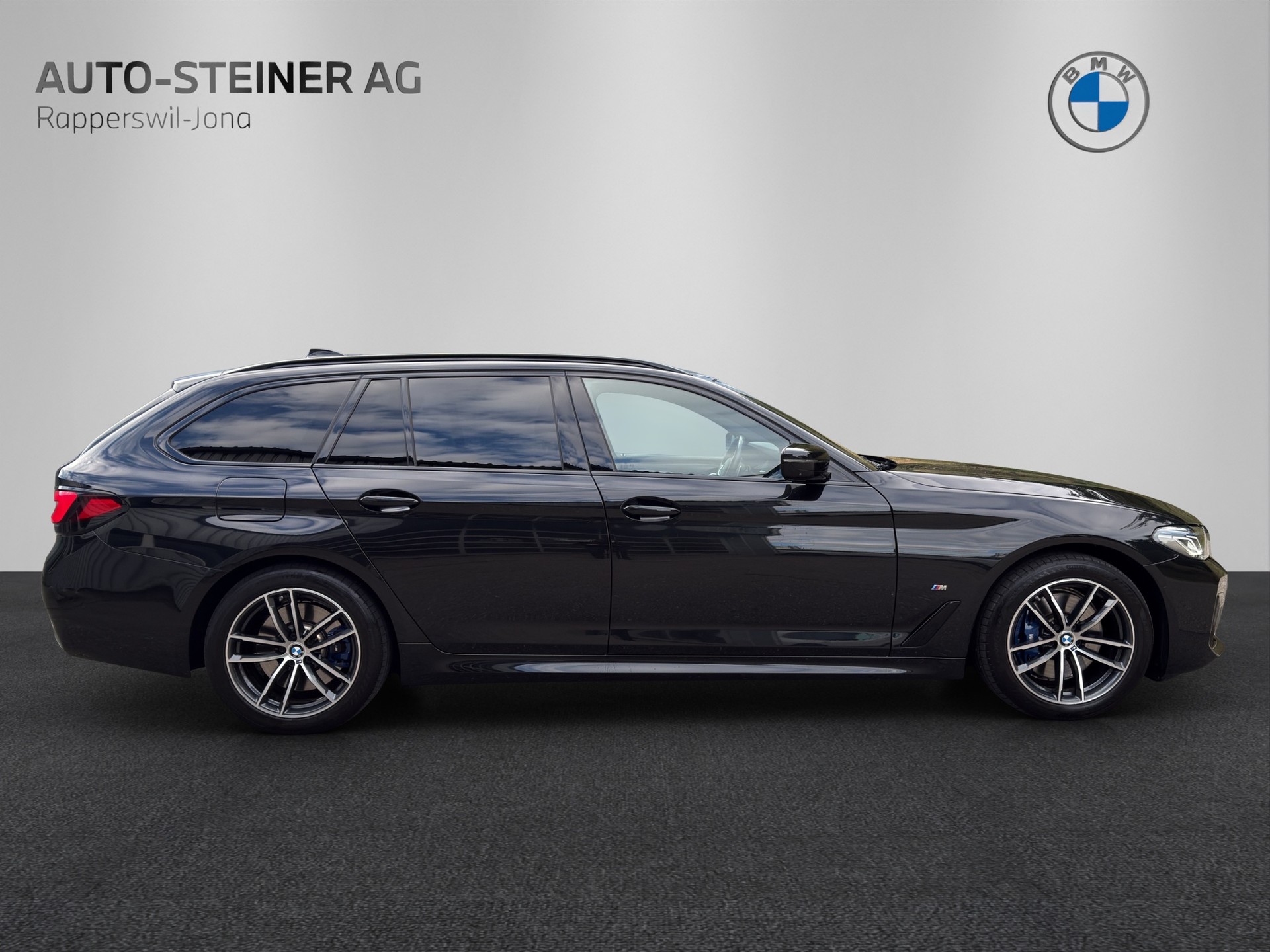 BMW 530e xDrive Touring M Sport Steptronic-image-5