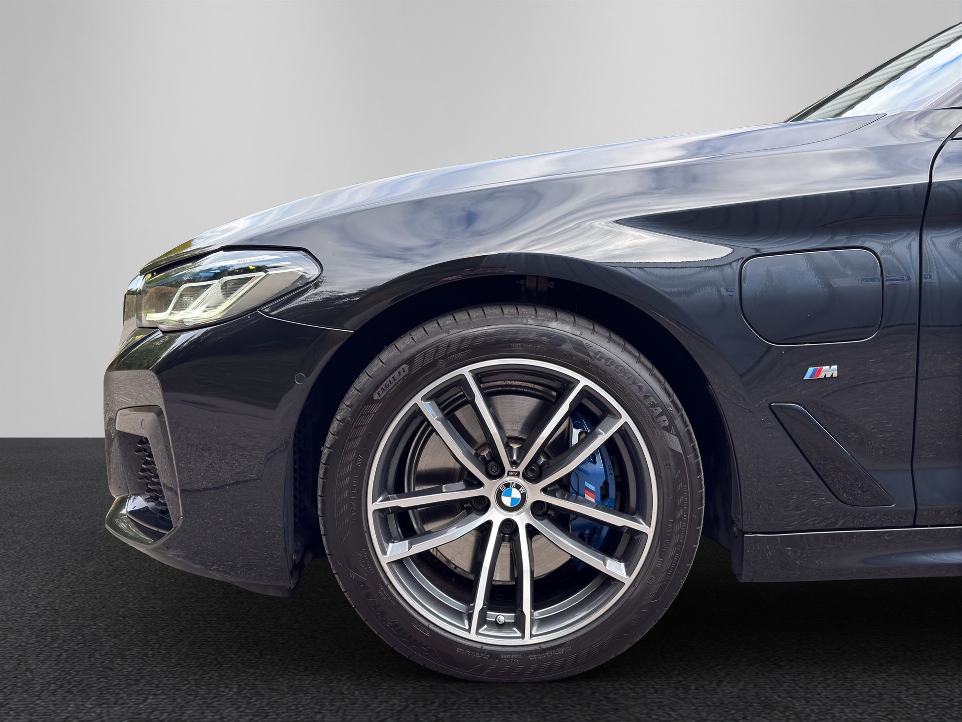 BMW 530e xDrive Touring M Sport Steptronic-image-8