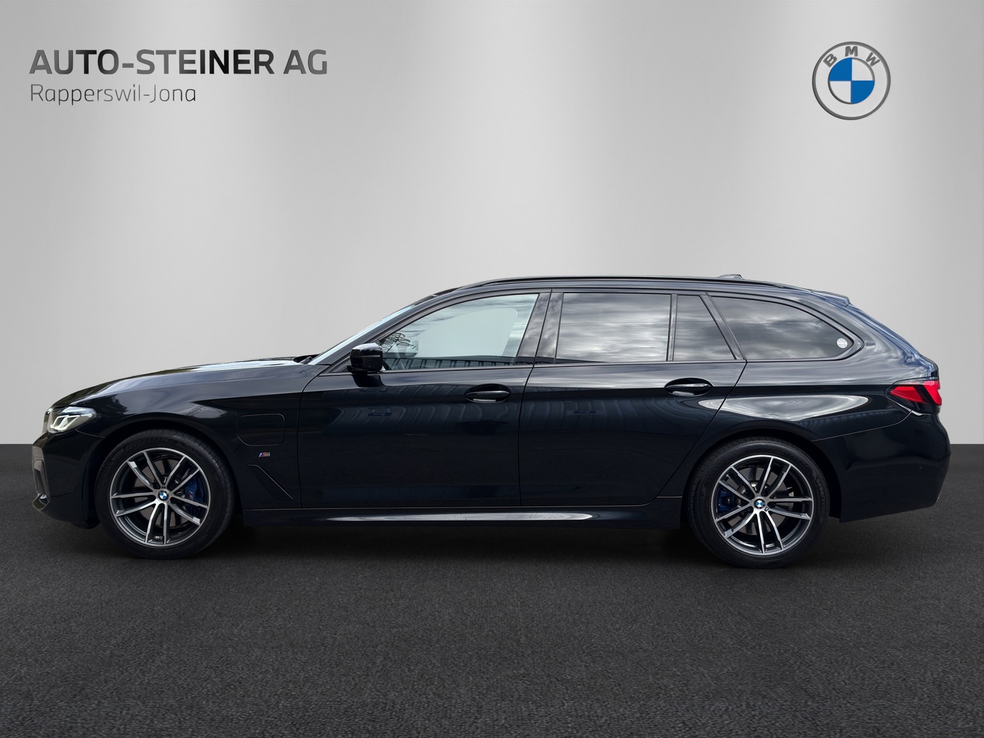 BMW 530e xDrive Touring M Sport Steptronic-showroom-element-1
