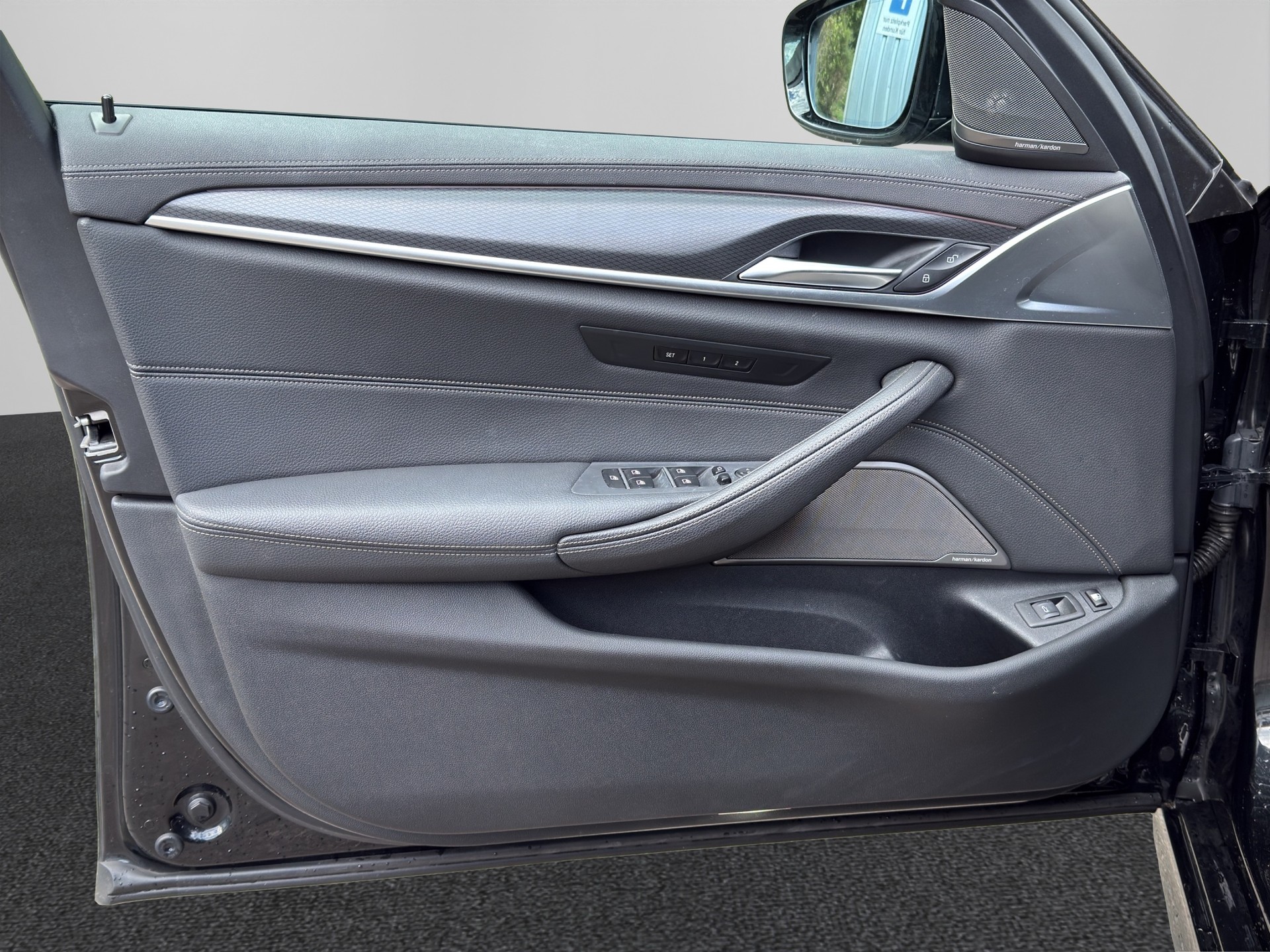 BMW 530e xDrive Touring M Sport Steptronic-image-10