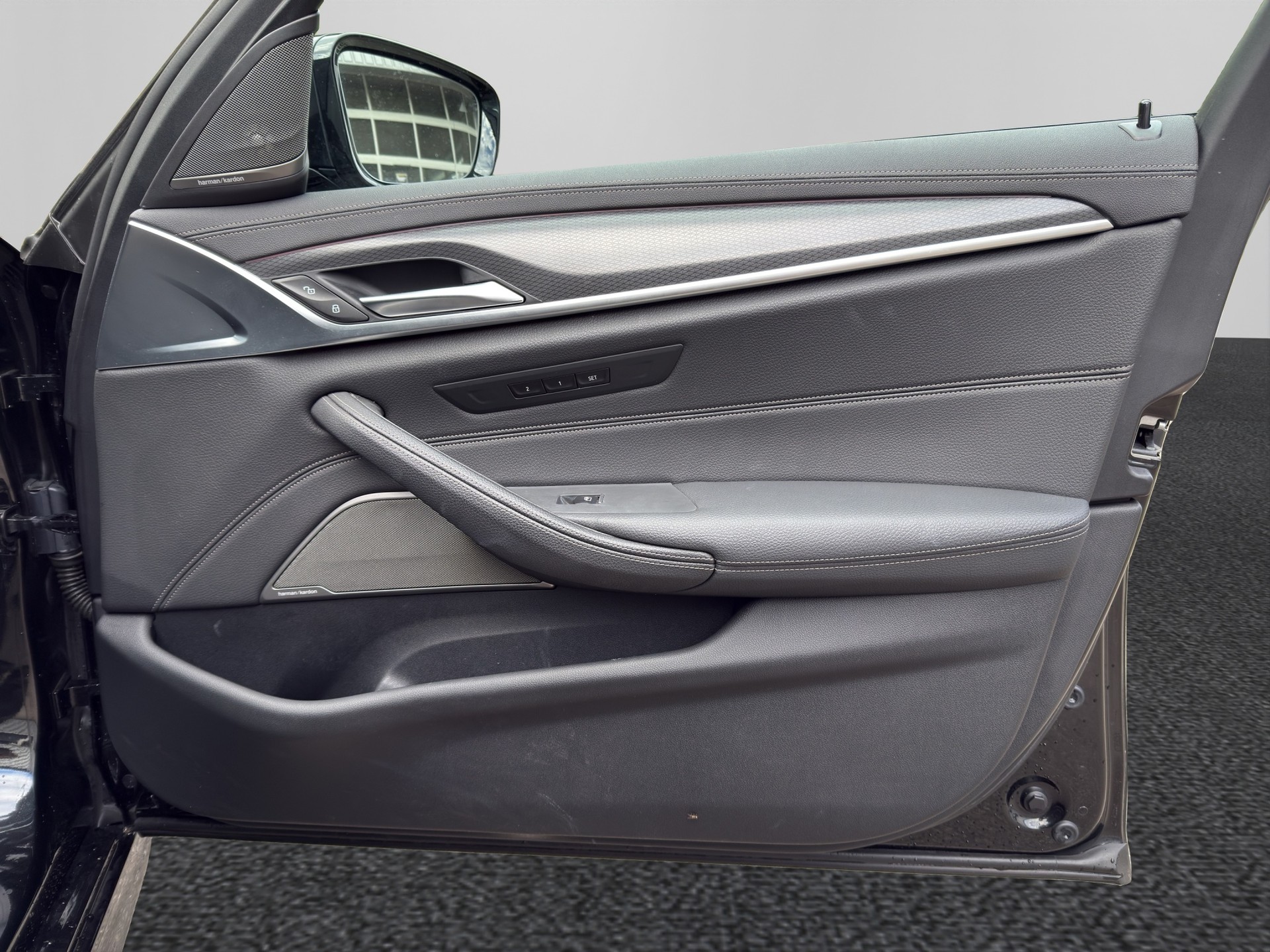 BMW 530e xDrive Touring M Sport Steptronic-image-16