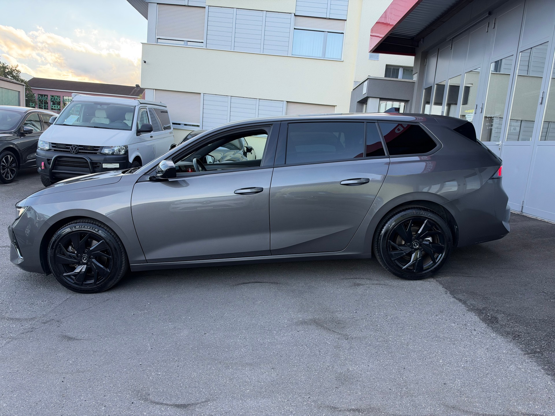 OPEL Astra Sports Tourer 1.2i Turbo GS A-image-6
