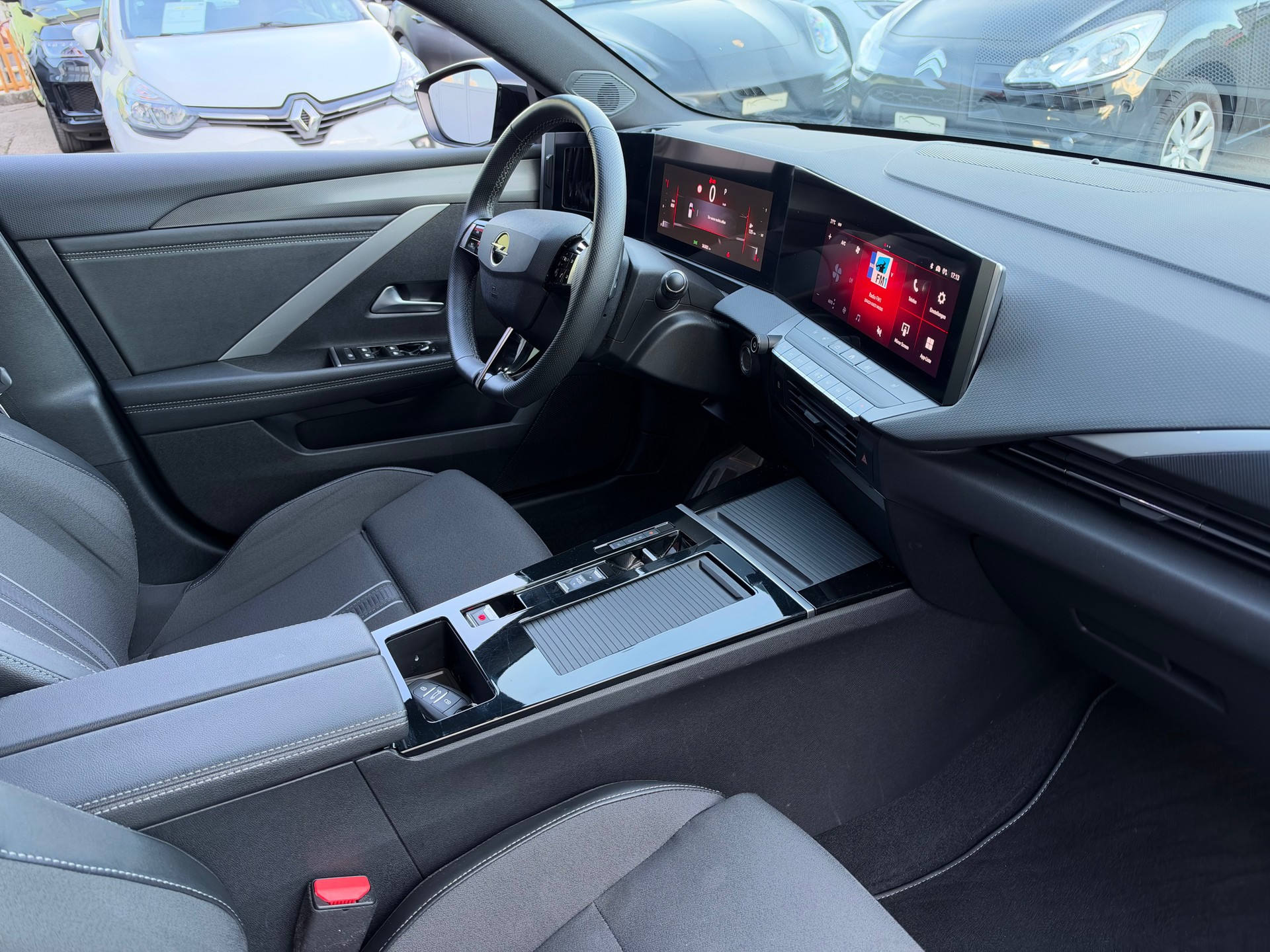 OPEL Astra Sports Tourer 1.2i Turbo GS A-image-15