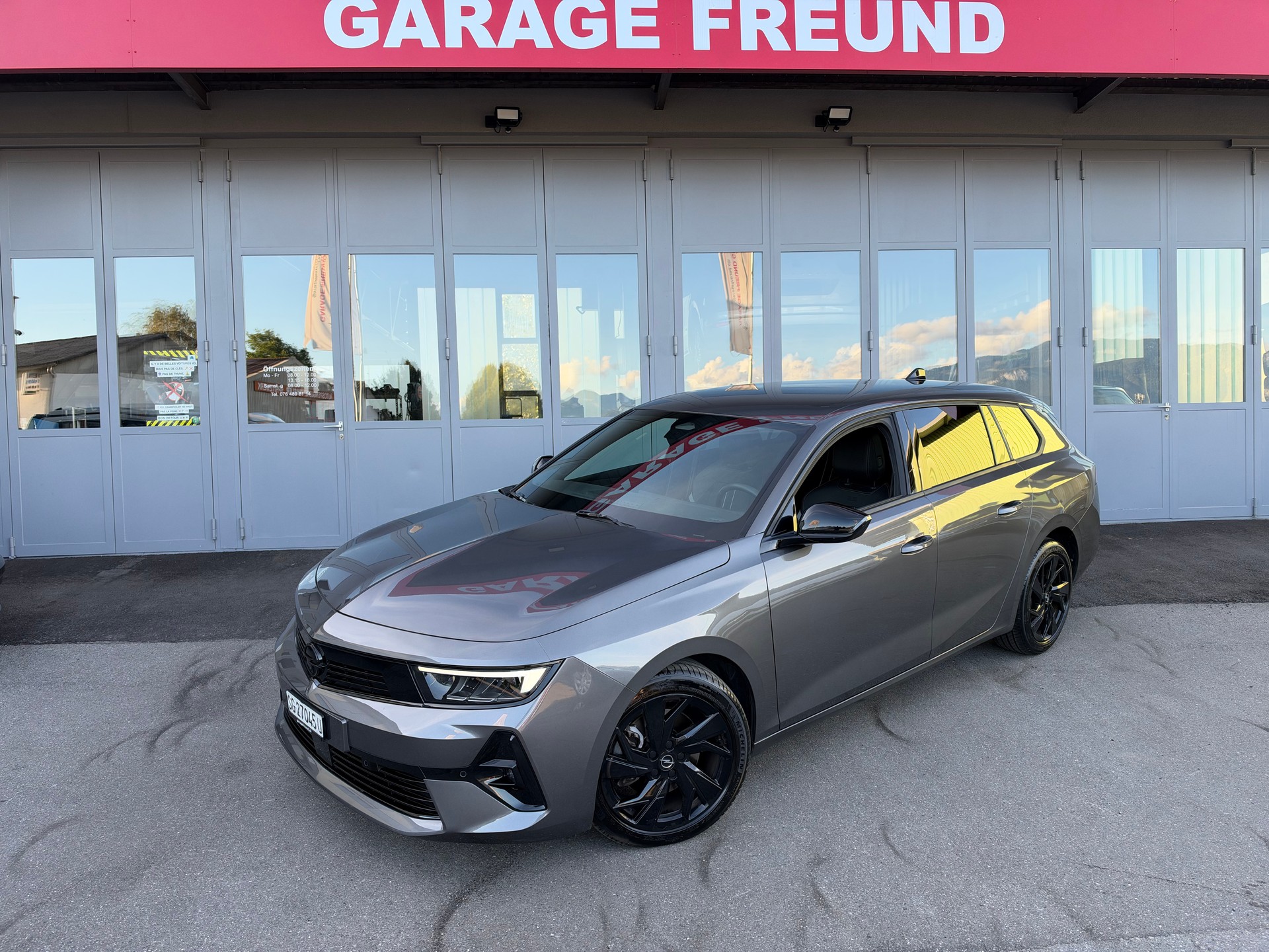 OPEL Astra Sports Tourer 1.2i Turbo GS A-image-3