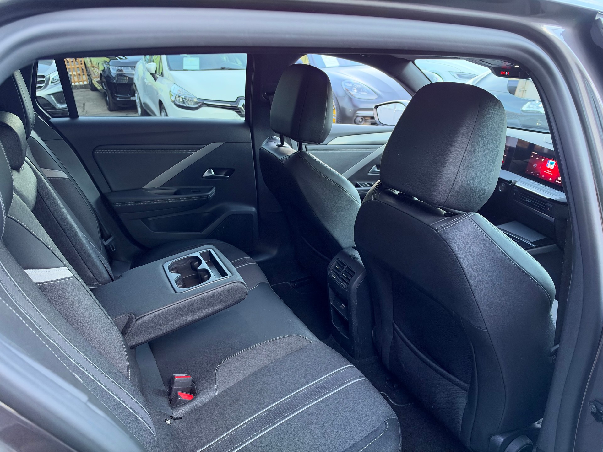 OPEL Astra Sports Tourer 1.2i Turbo GS A-image-19