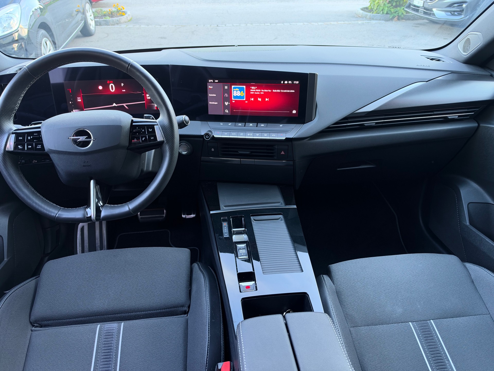 OPEL Astra Sports Tourer 1.2i Turbo GS A-image-28