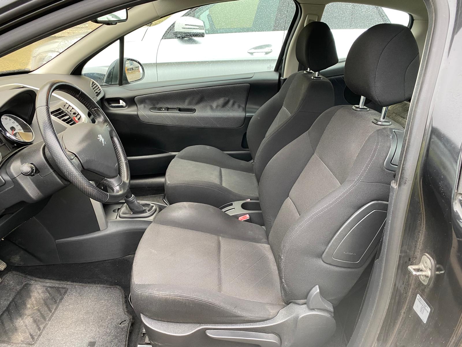PEUGEOT 207 1.6 16V XS Premium-image-11