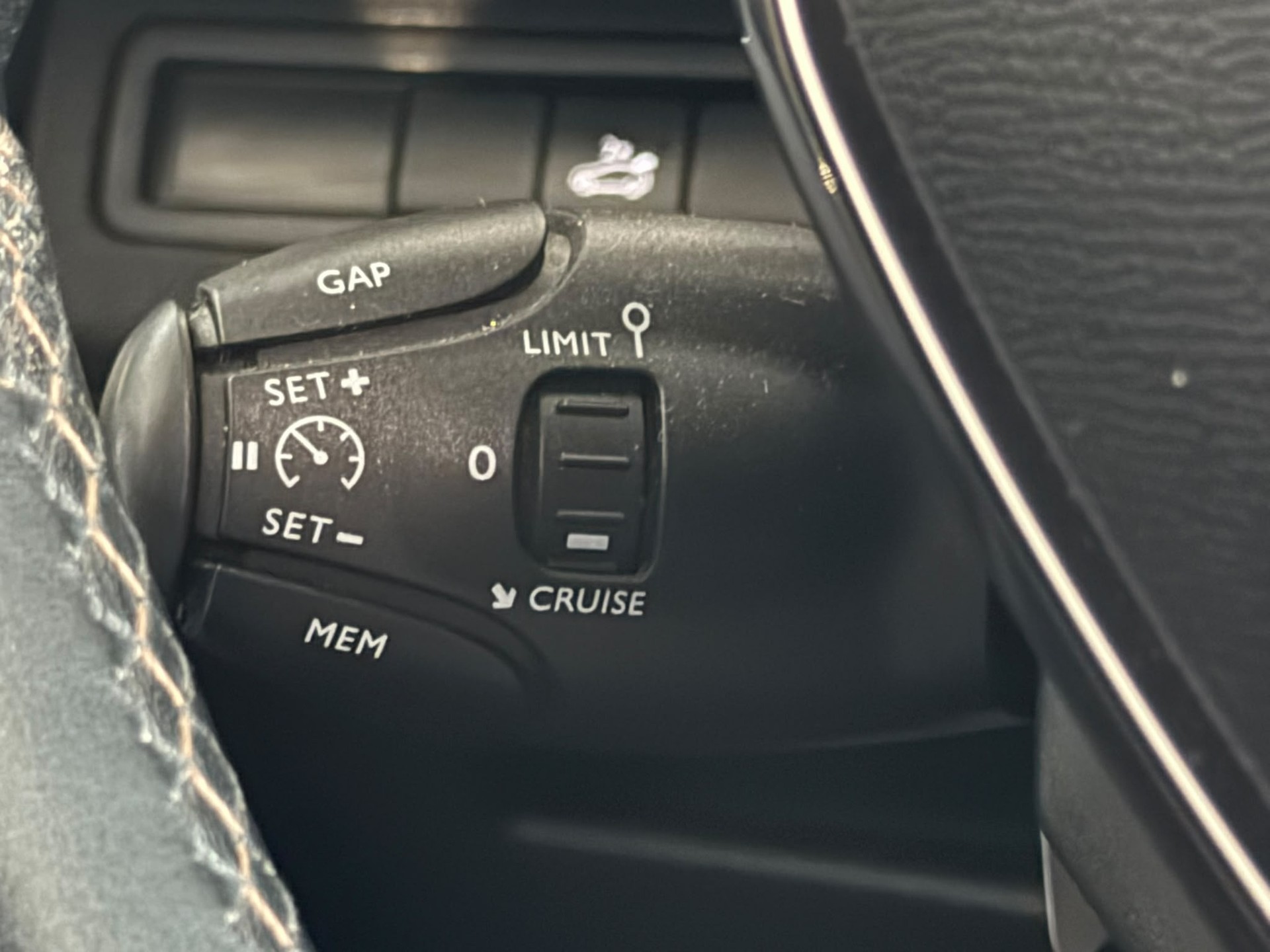 PEUGEOT 5008 2.0 BlueHDi GT EAT 7 places-image-16
