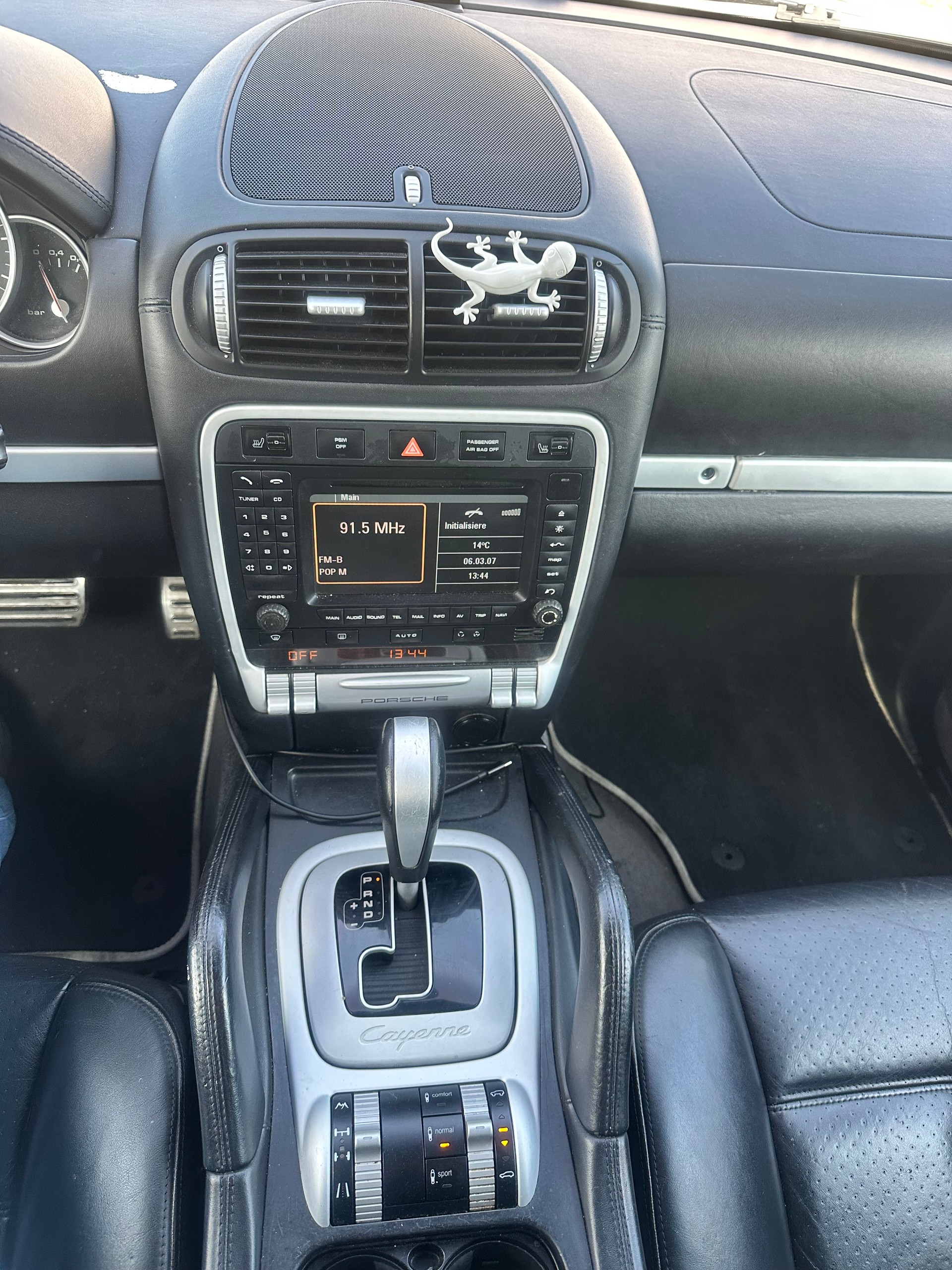 PORSCHE Cayenne Turbo-image-11