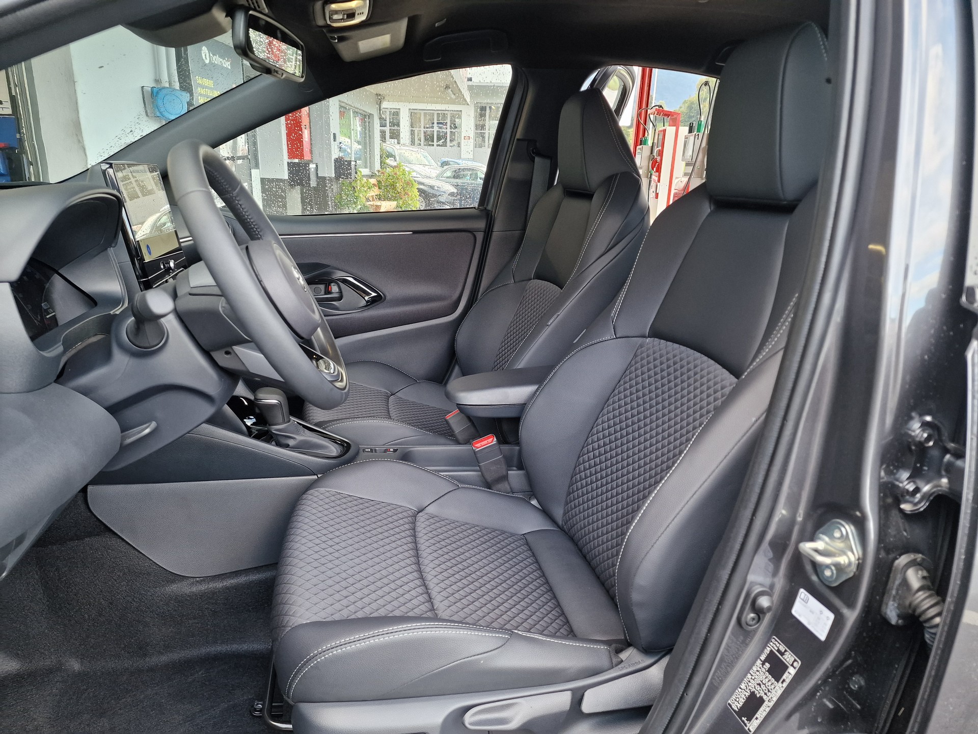 TOYOTA Yaris 1.5 Premium e-CVT 10Jahre Garantie-image-7