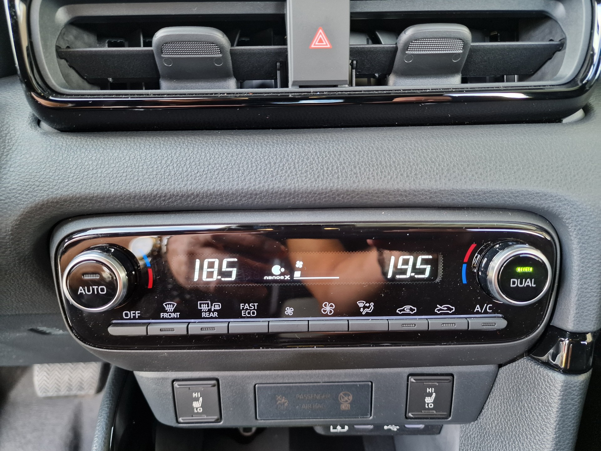 TOYOTA Yaris 1.5 Premium e-CVT 10Jahre Garantie-image-16