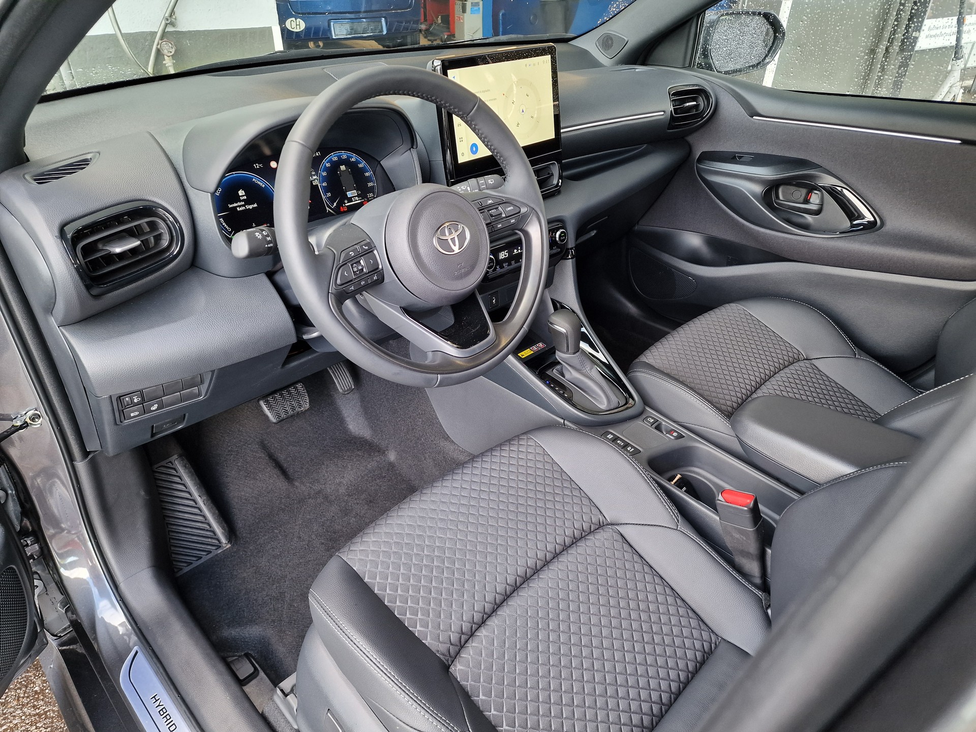 TOYOTA Yaris 1.5 Premium e-CVT 10Jahre Garantie-image-6