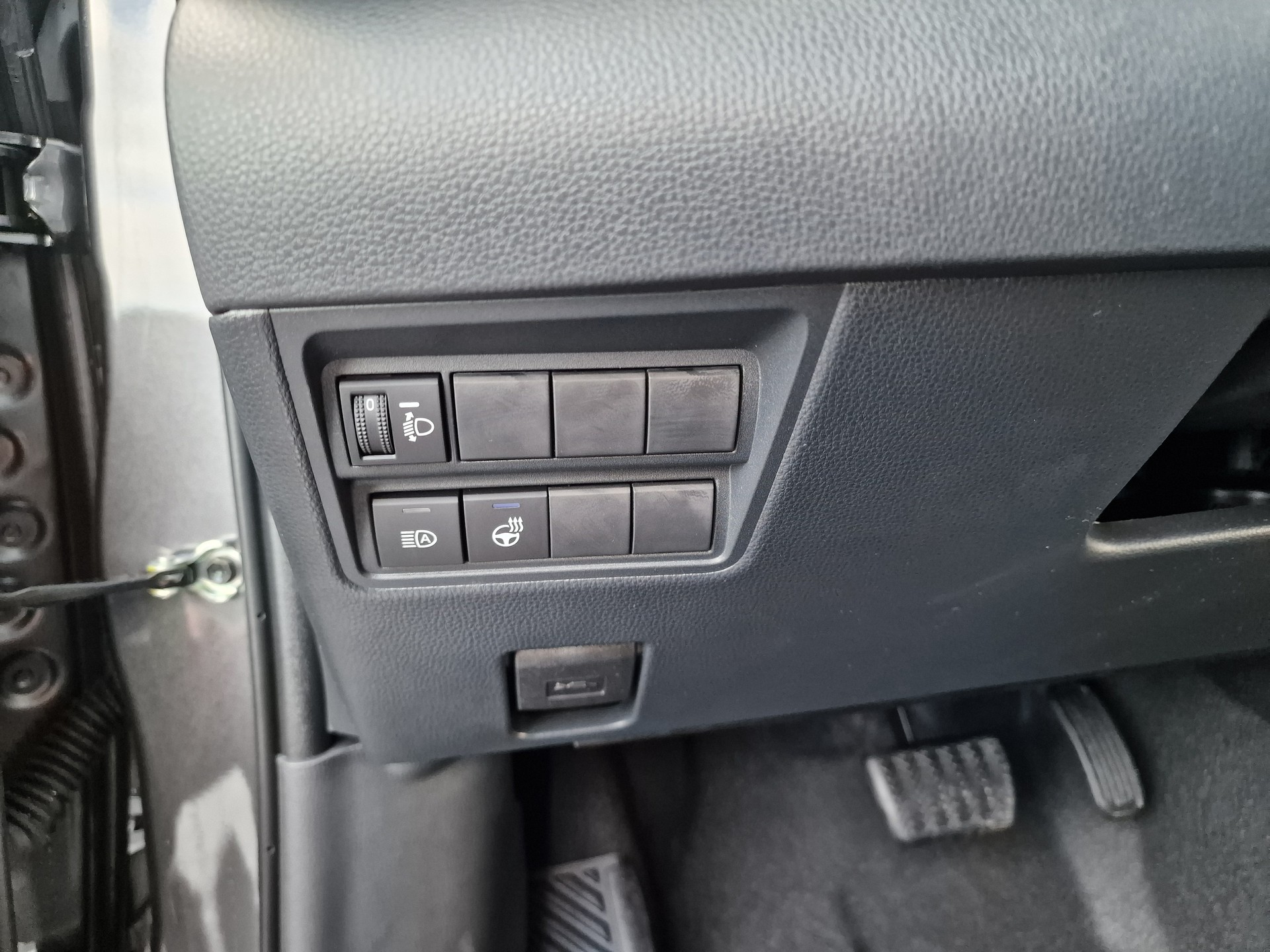 TOYOTA Yaris 1.5 Premium e-CVT 10Jahre Garantie-image-17