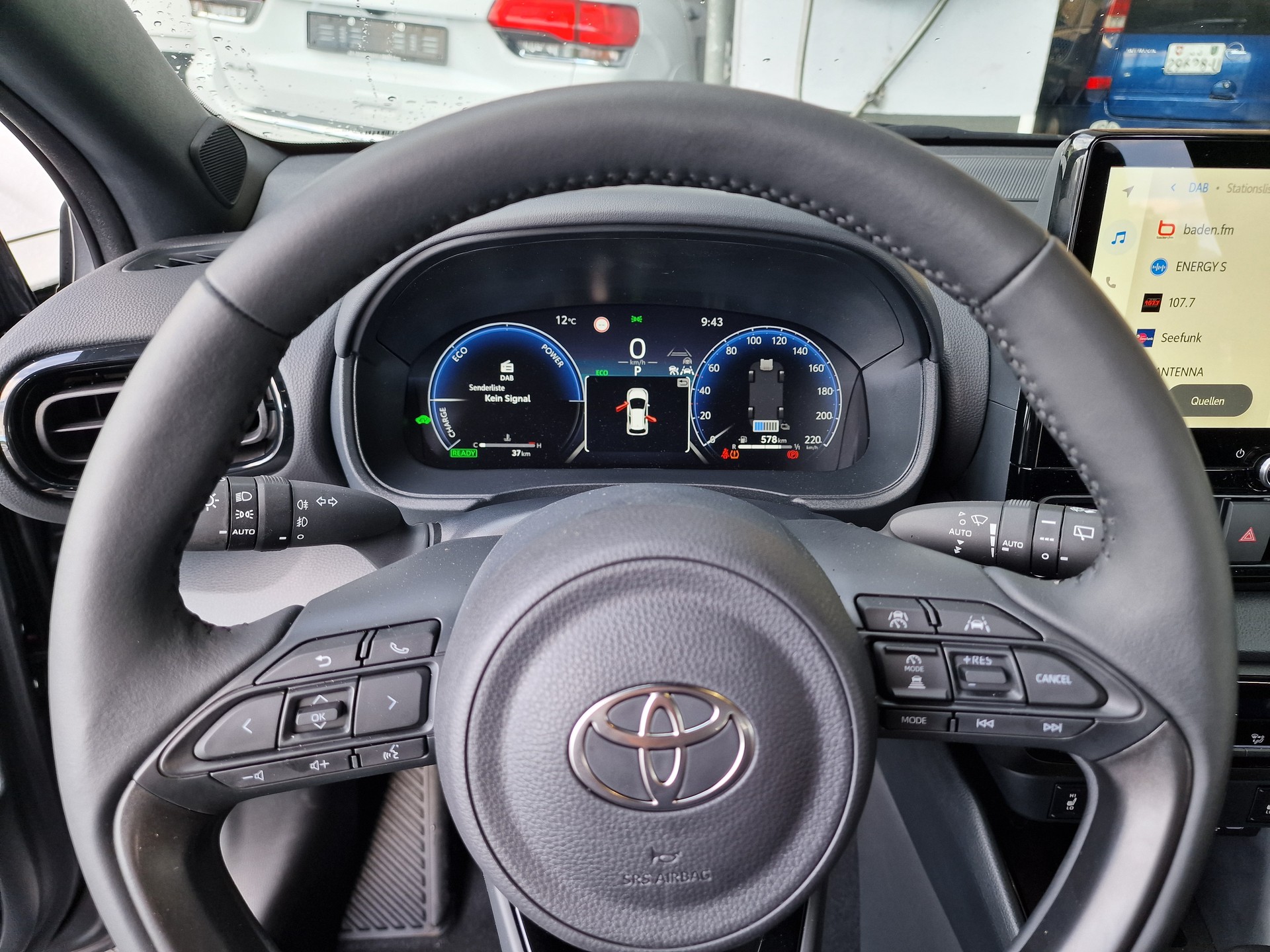 TOYOTA Yaris 1.5 Premium e-CVT 10Jahre Garantie-image-10