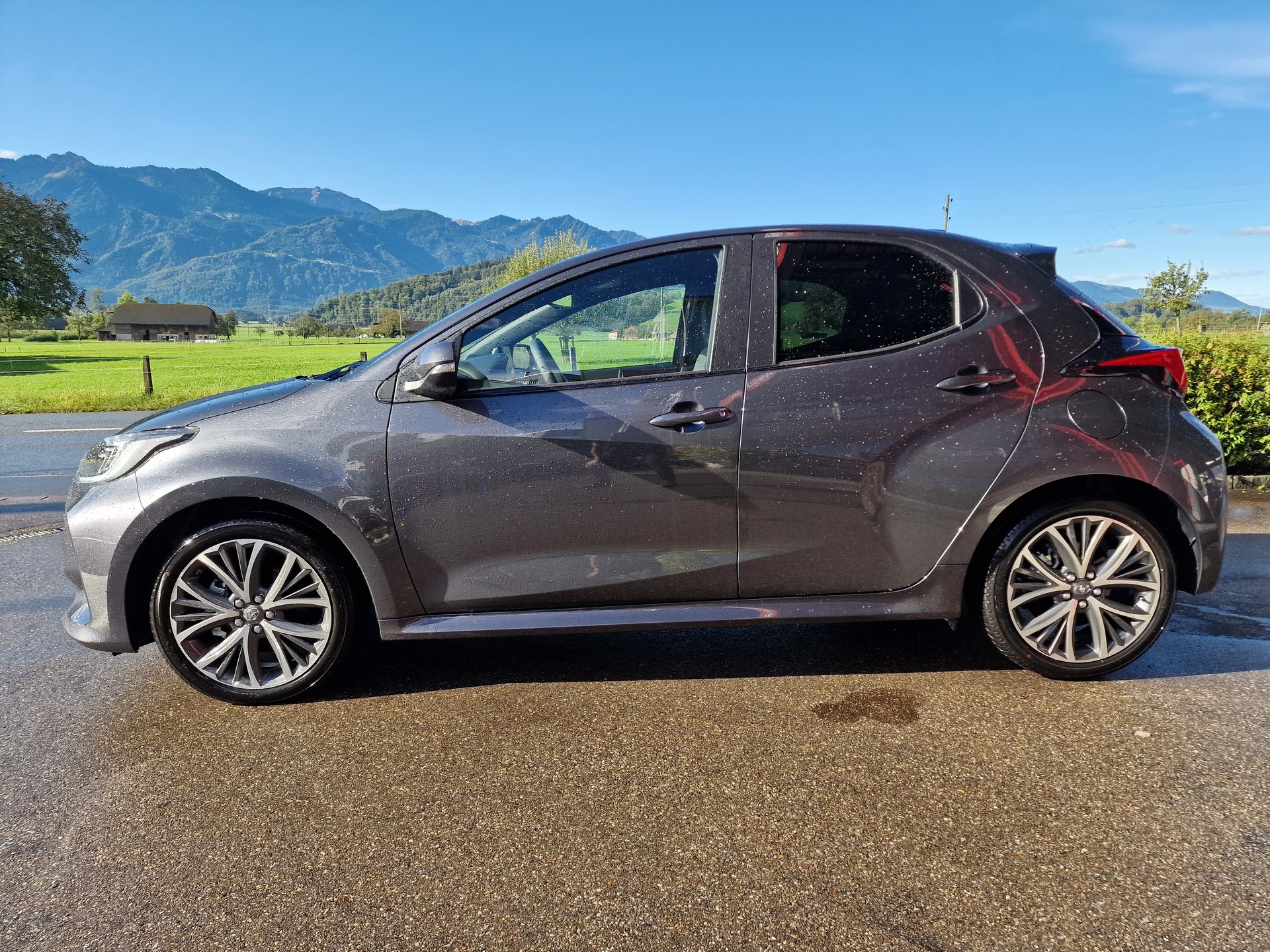 TOYOTA Yaris 1.5 Premium e-CVT 10Jahre Garantie-image-0