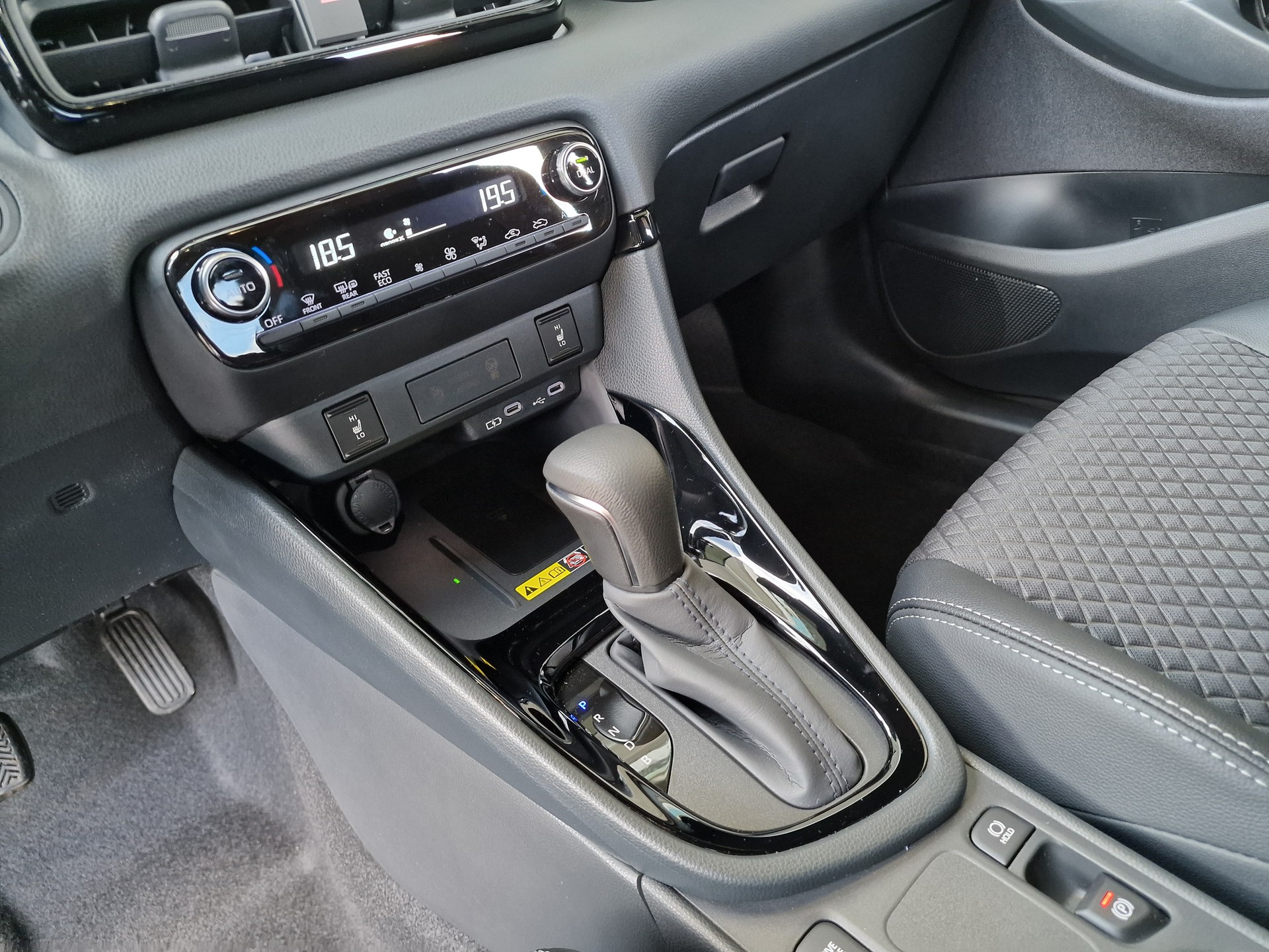 TOYOTA Yaris 1.5 Premium e-CVT 10Jahre Garantie-image-12