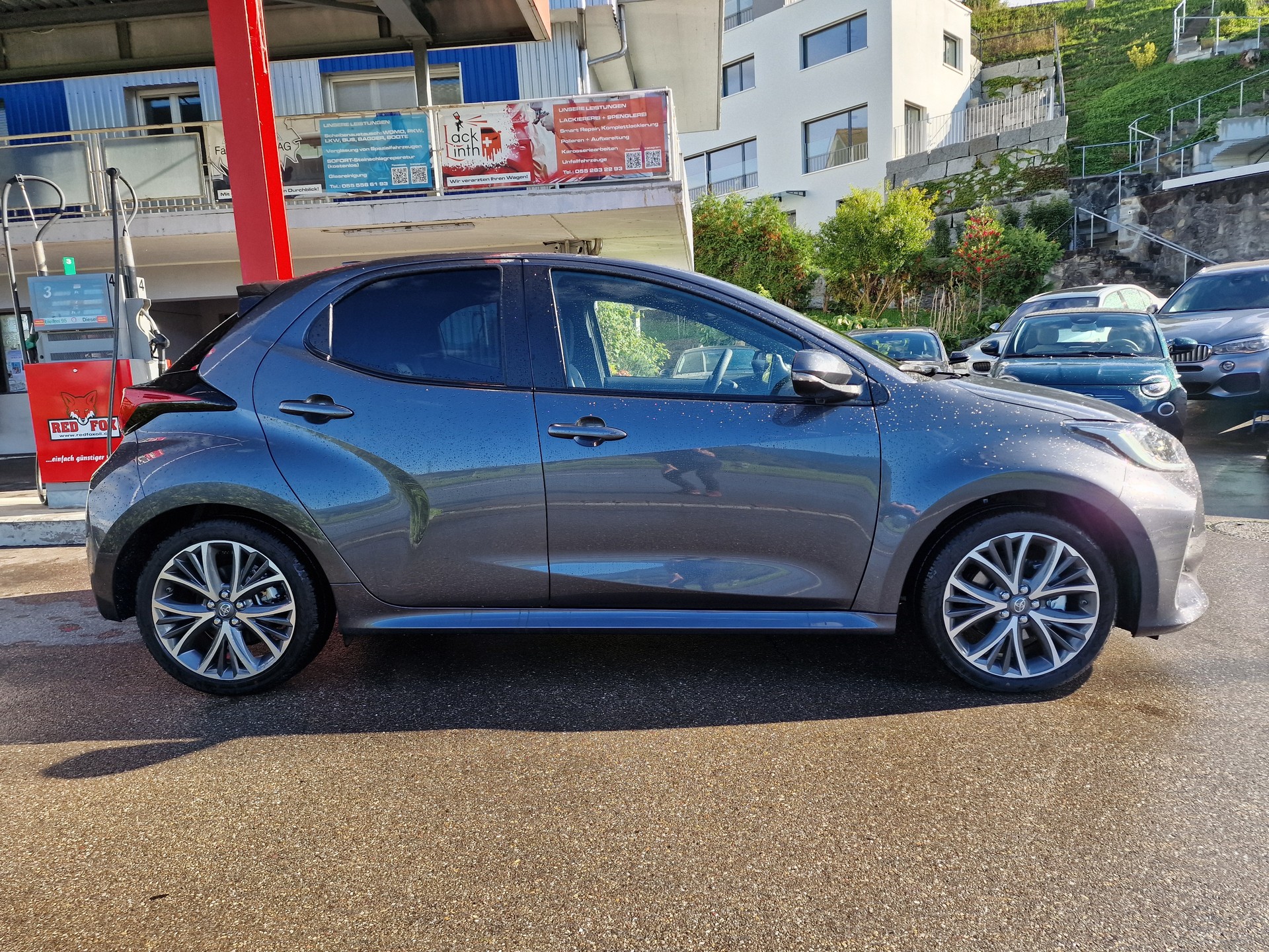 TOYOTA Yaris 1.5 Premium e-CVT 10Jahre Garantie-image-3