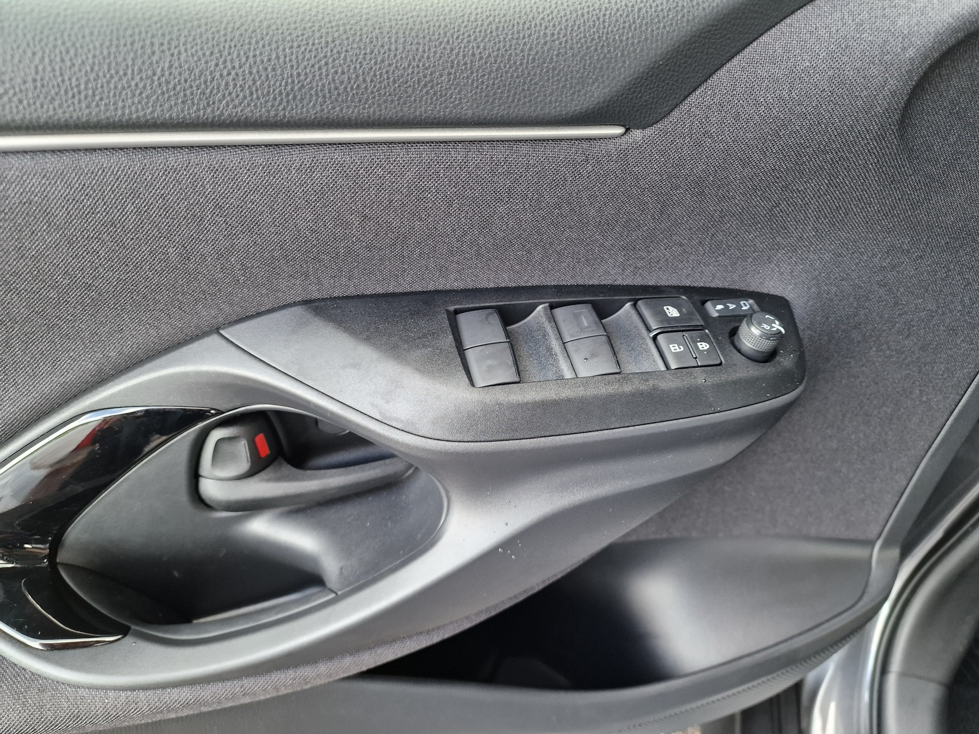 TOYOTA Yaris 1.5 Premium e-CVT 10Jahre Garantie-image-18