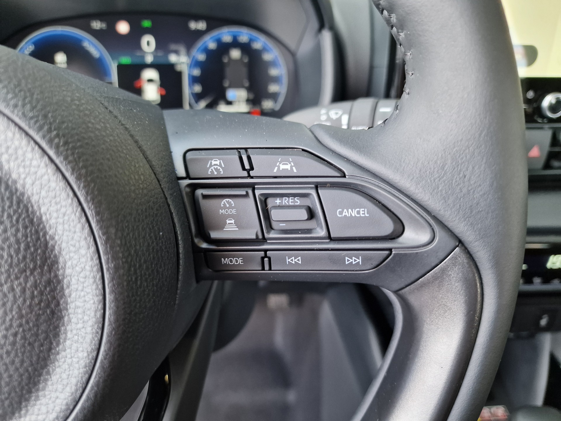 TOYOTA Yaris 1.5 Premium e-CVT 10Jahre Garantie-image-11