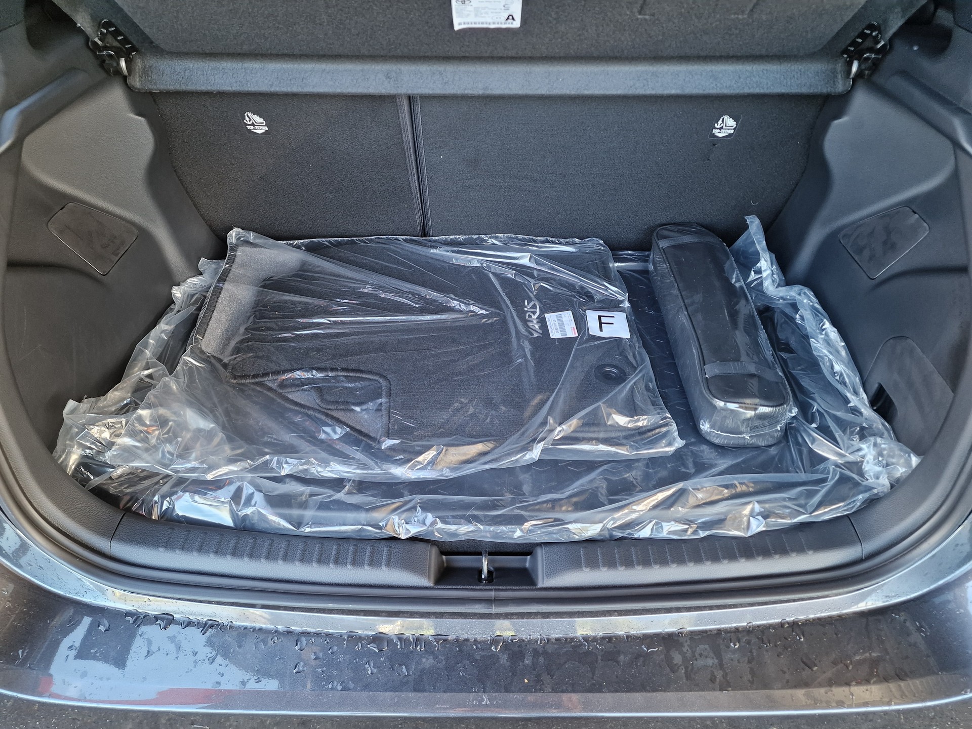 TOYOTA Yaris 1.5 Premium e-CVT 10Jahre Garantie-image-19