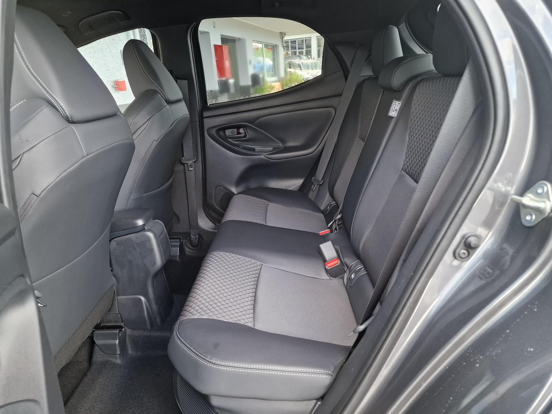 TOYOTA Yaris 1.5 Premium e-CVT 10Jahre Garantie-image-9