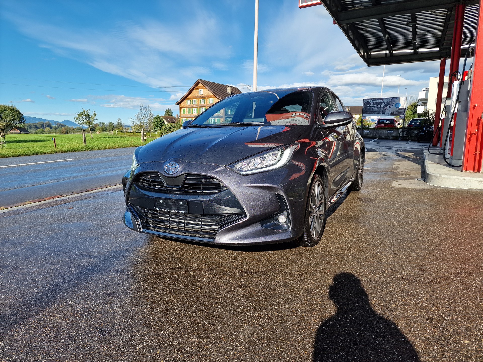 TOYOTA Yaris 1.5 Premium e-CVT 10Jahre Garantie-image-1