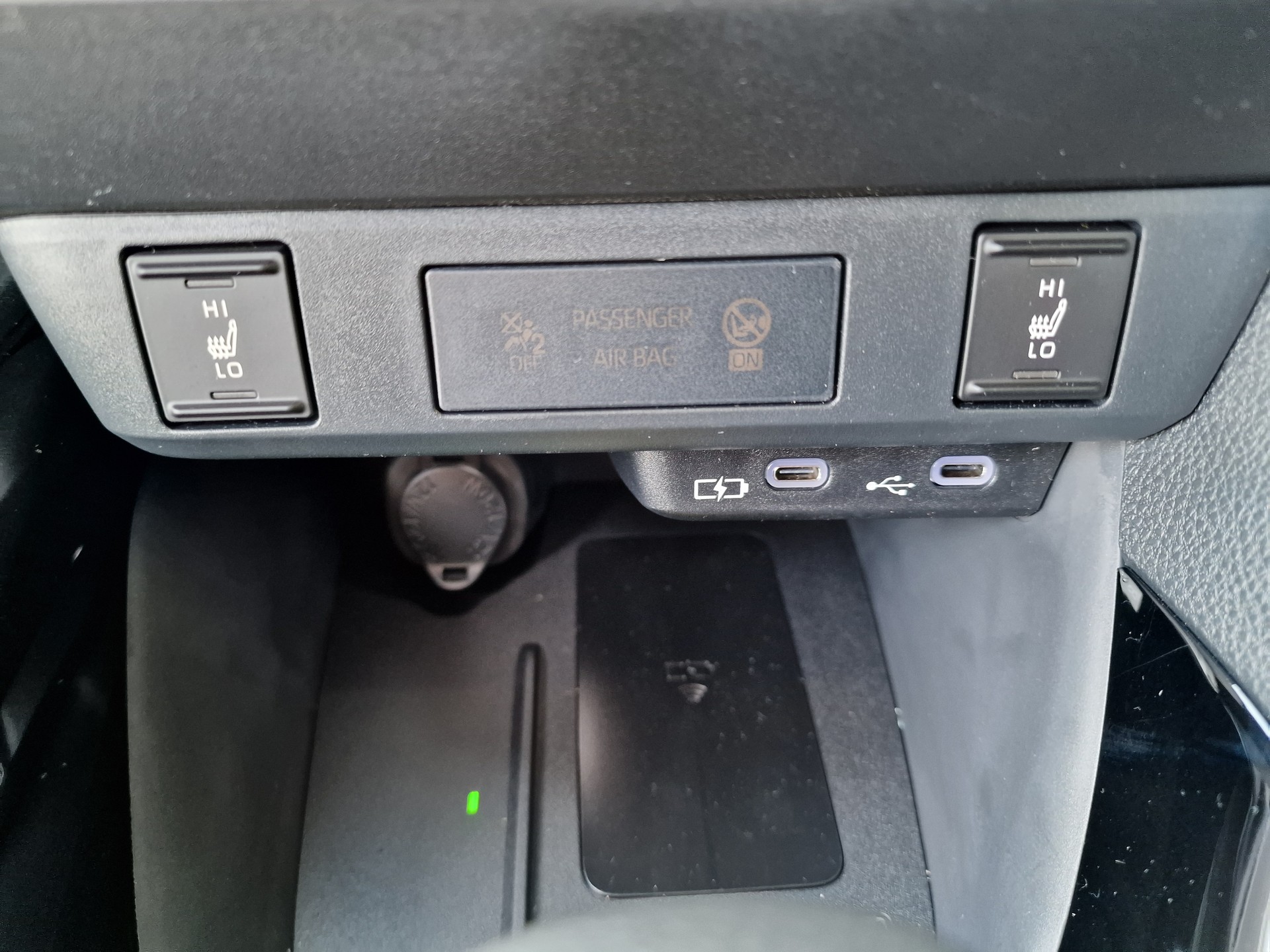 TOYOTA Yaris 1.5 Premium e-CVT 10Jahre Garantie-image-13