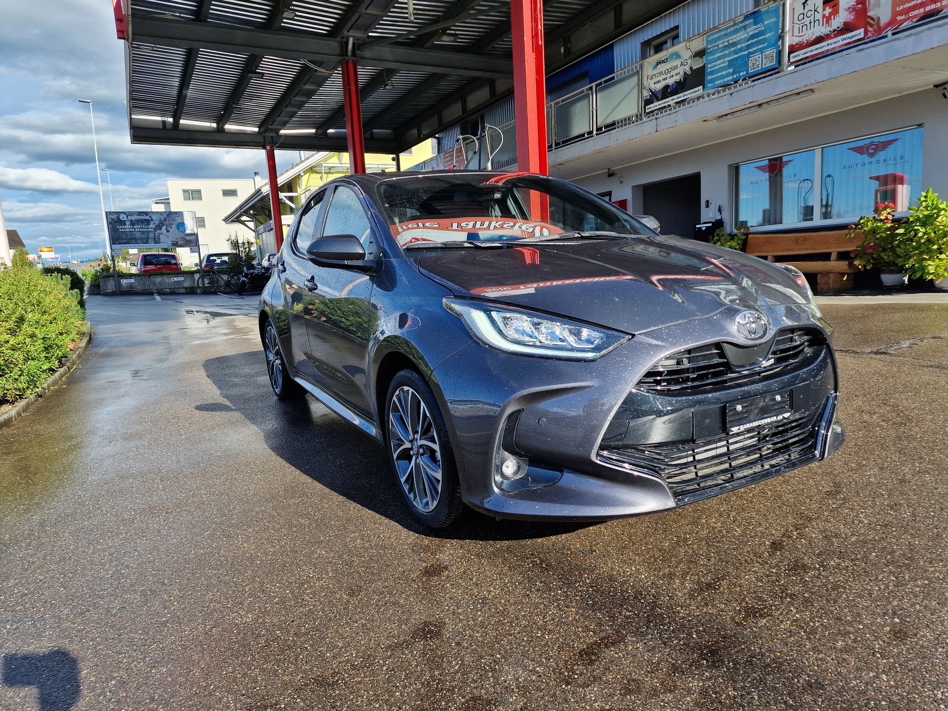 TOYOTA Yaris 1.5 Premium e-CVT 10Jahre Garantie-image-2