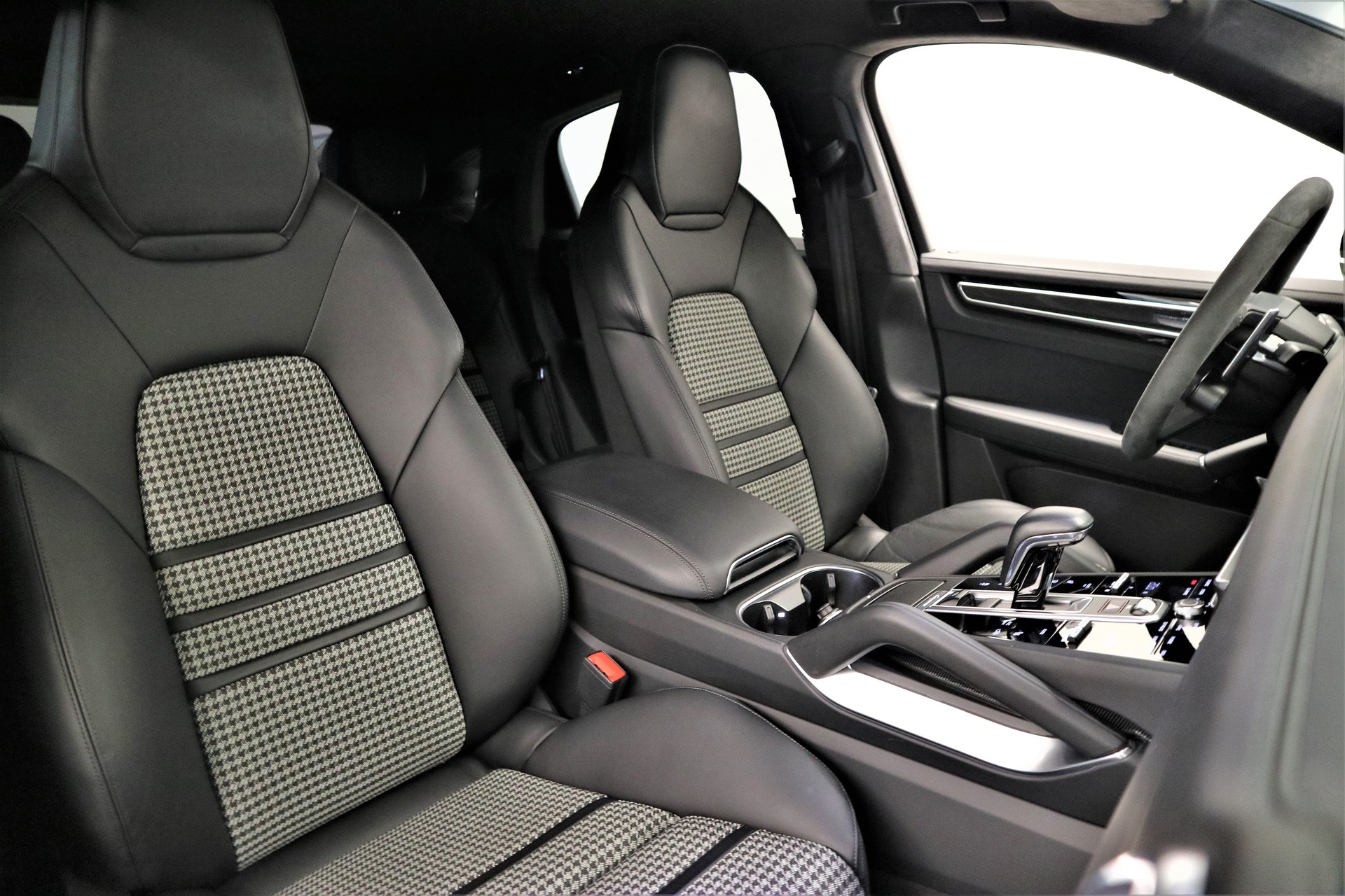 PORSCHE Cayenne Turbo Coupé-image-7