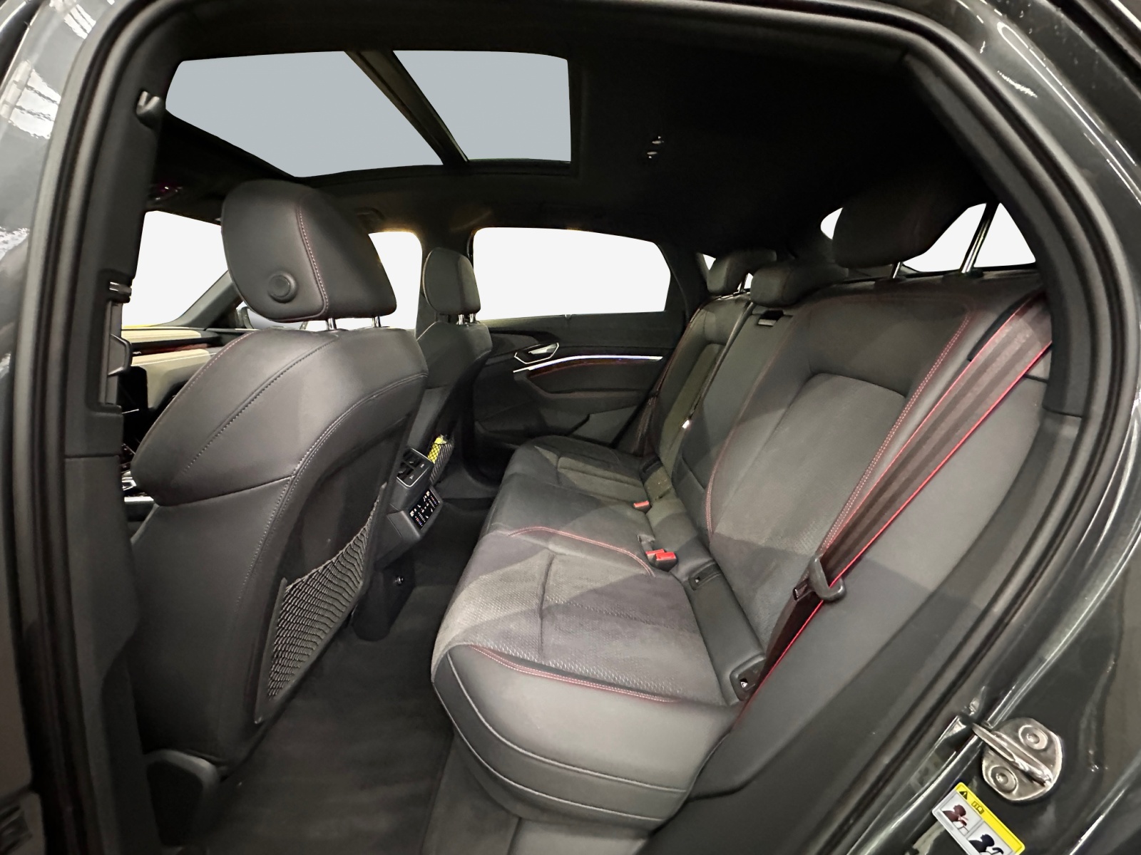 AUDI Q8 Sportback 55 e-tron Black Edition quattro-image-12