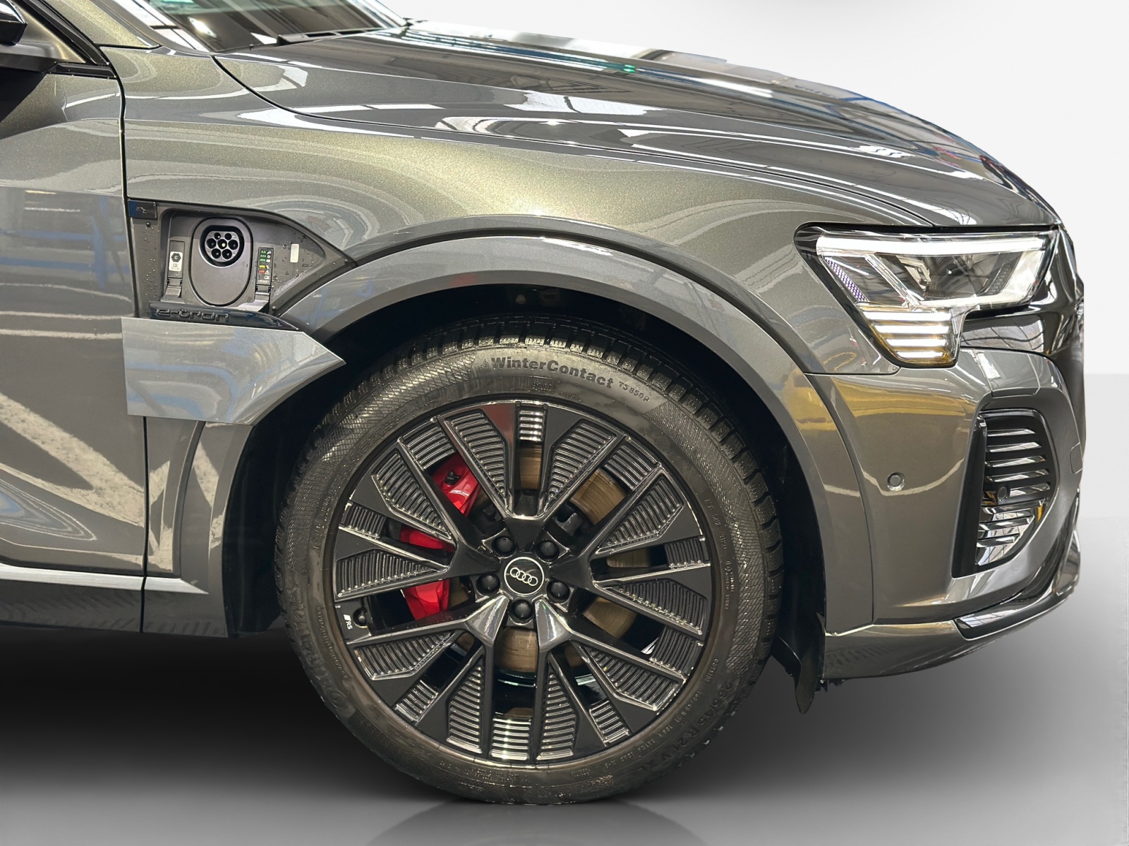 AUDI Q8 Sportback 55 e-tron Black Edition quattro-image-16