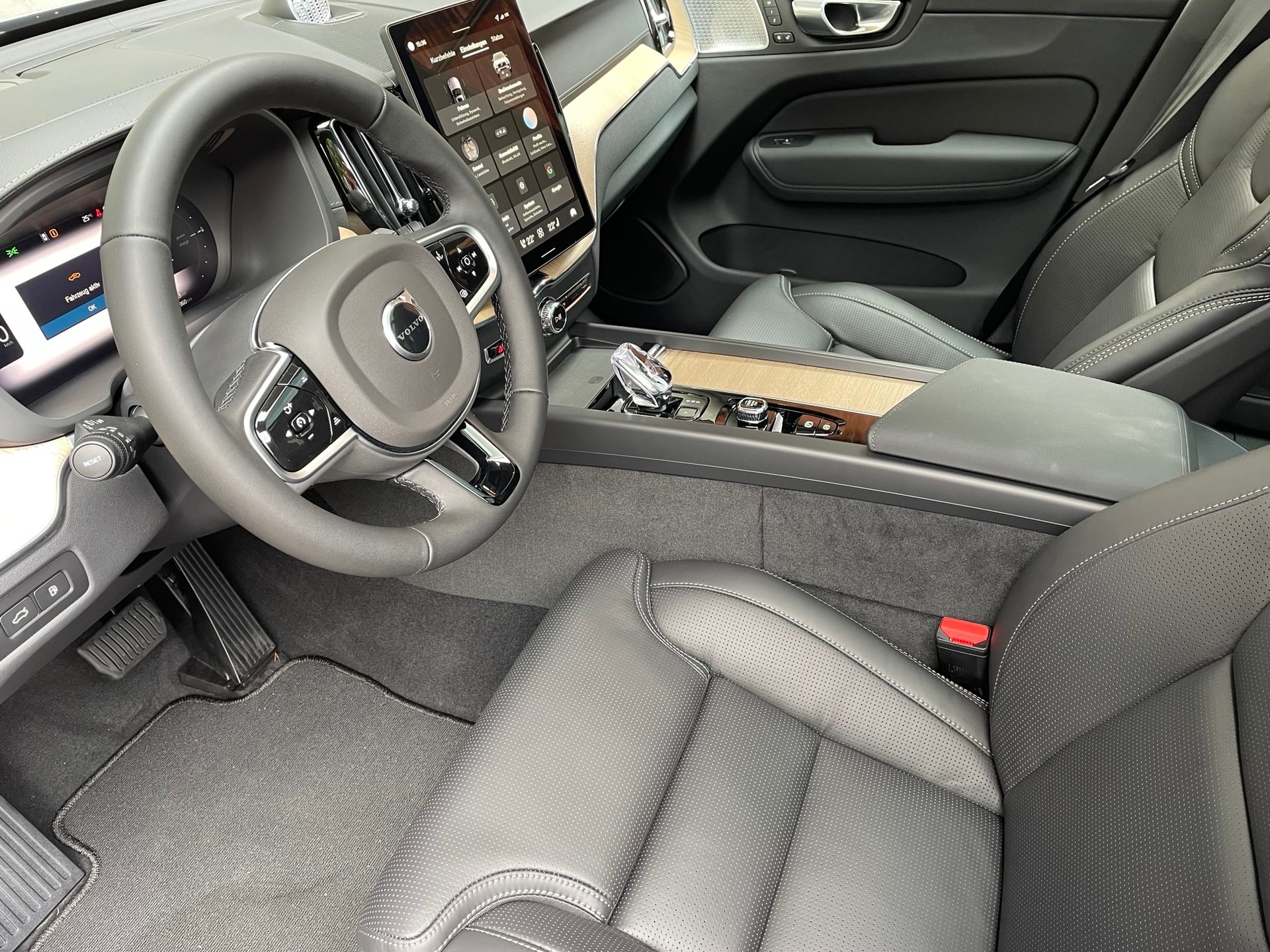 VOLVO XC60 2.0 T6 TE Ultra Dark eAWD-image-3