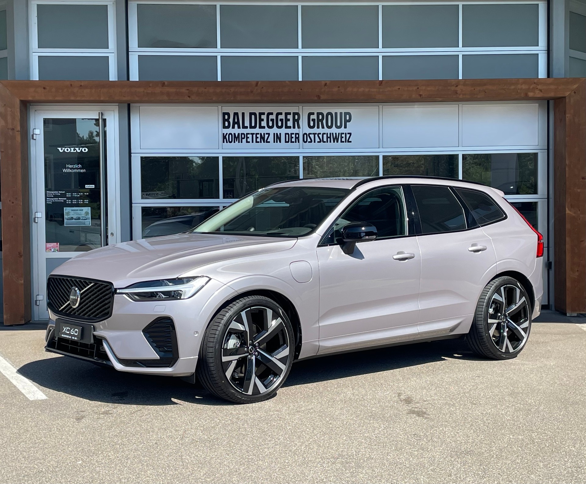 VOLVO XC60 2.0 T6 TE Ultra Dark eAWD-image-1