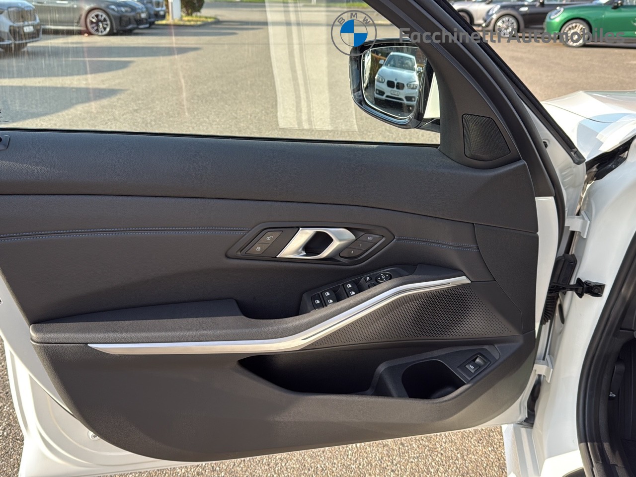 BMW 330d xDrive 48V Touring Steptronic M Sport-image-12