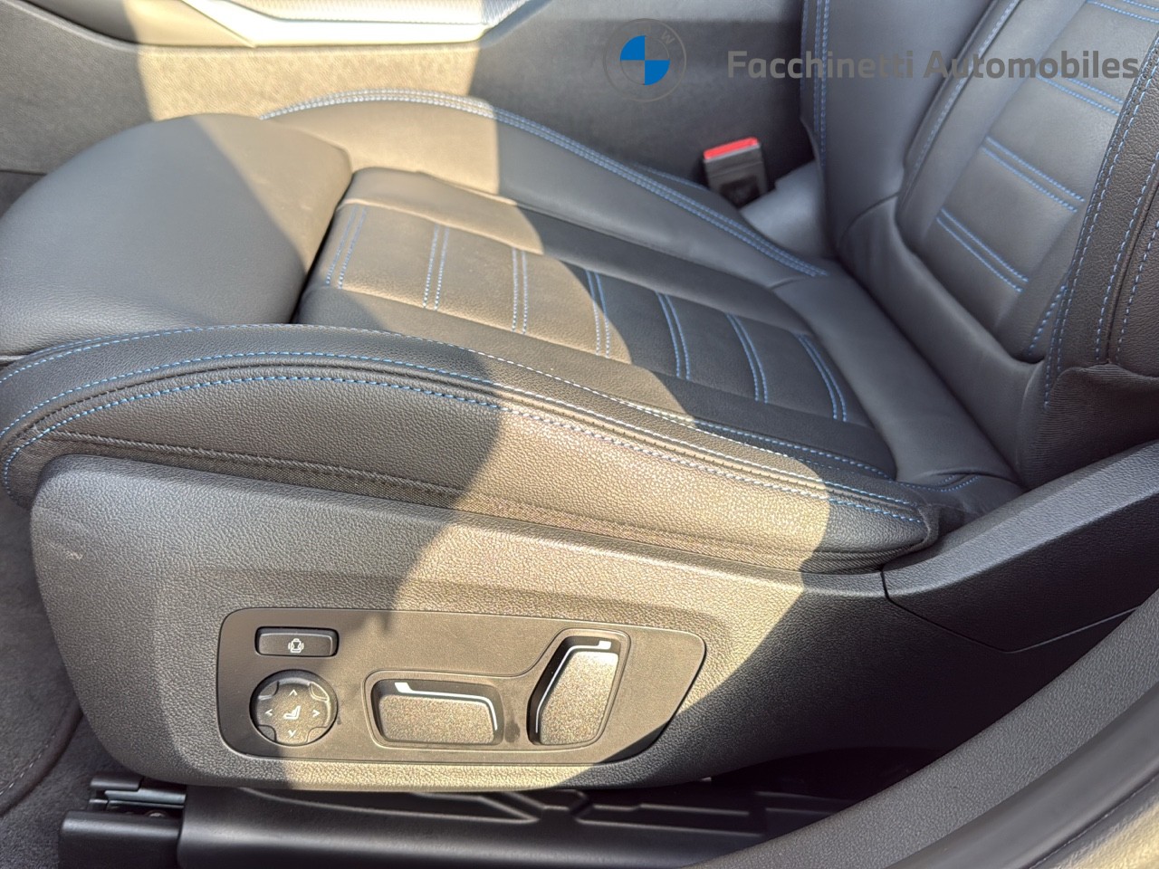 BMW 330d xDrive 48V Touring Steptronic M Sport-image-11