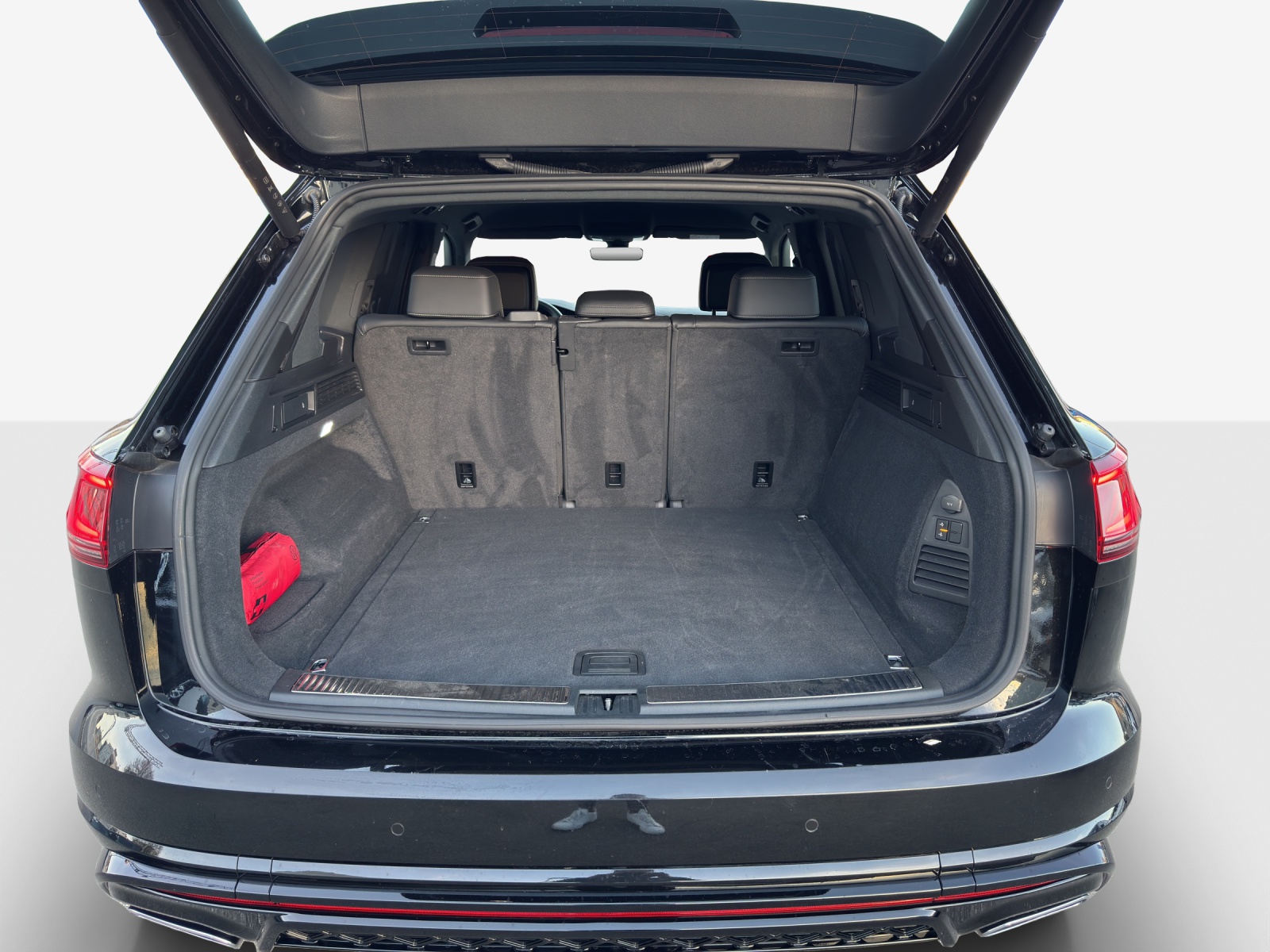 VW Touareg 3.0 TDI R-Line Tiptronic-image-12