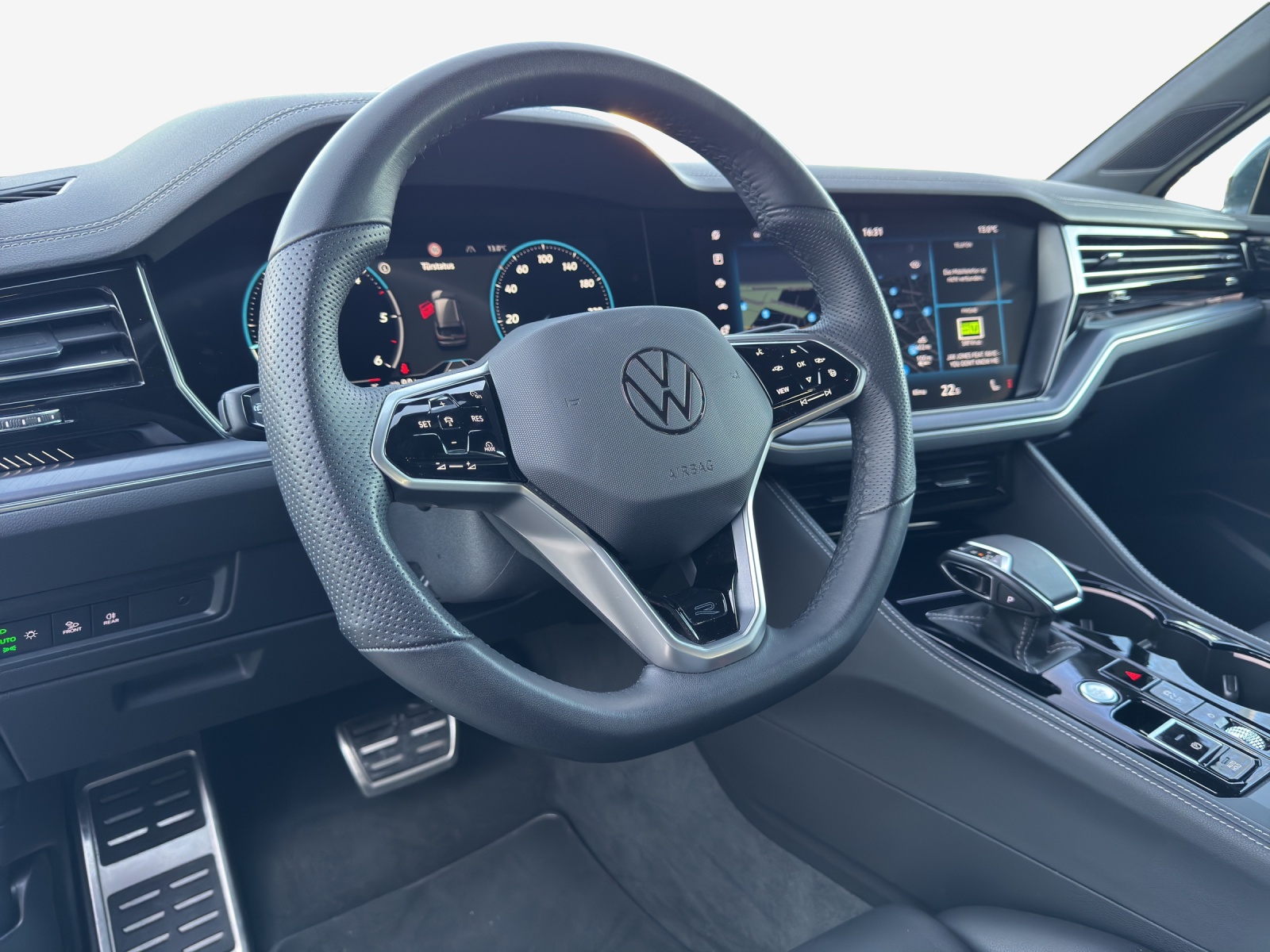 VW Touareg 3.0 TDI R-Line Tiptronic-image-9