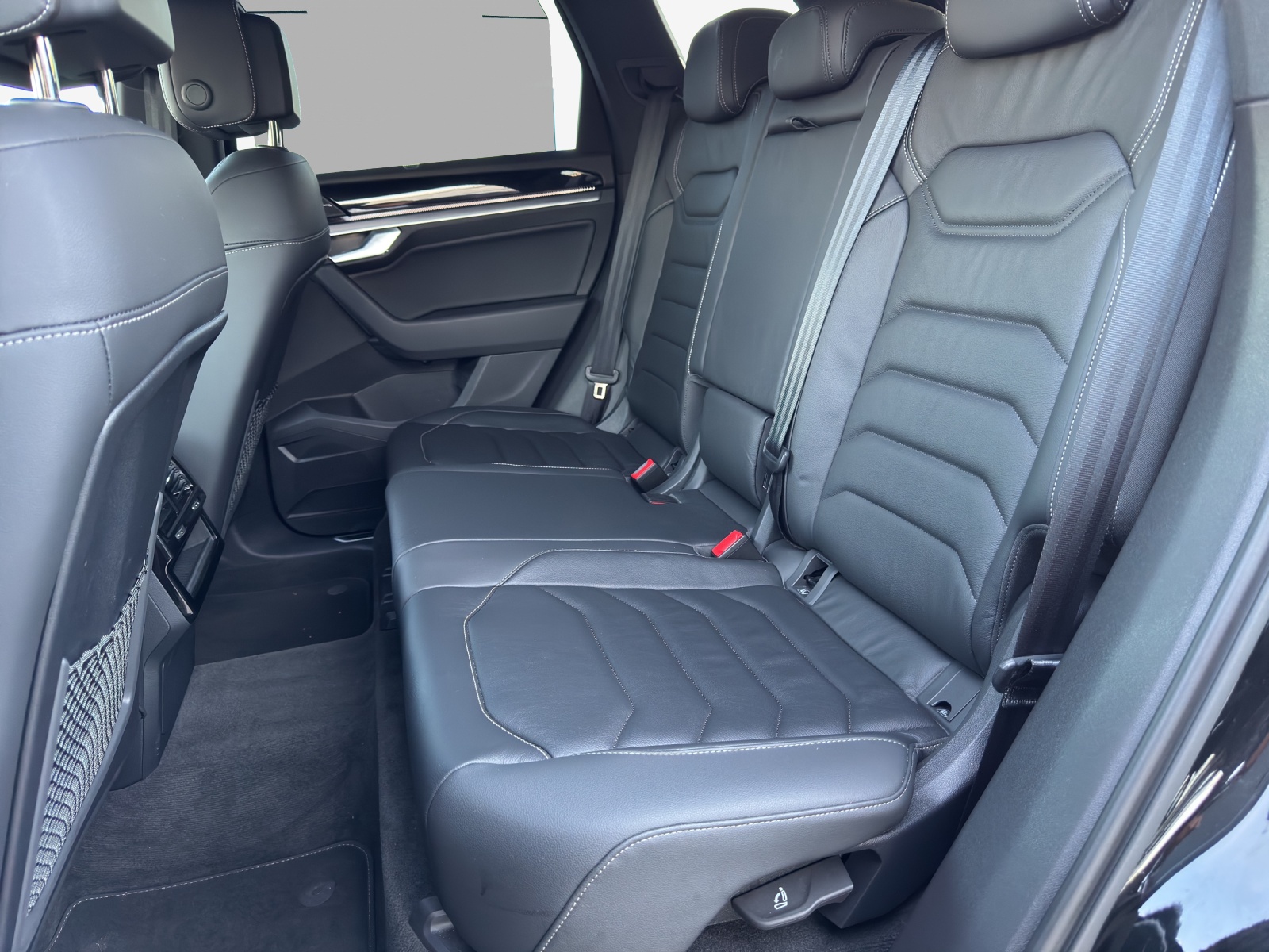 VW Touareg 3.0 TDI R-Line Tiptronic-image-11