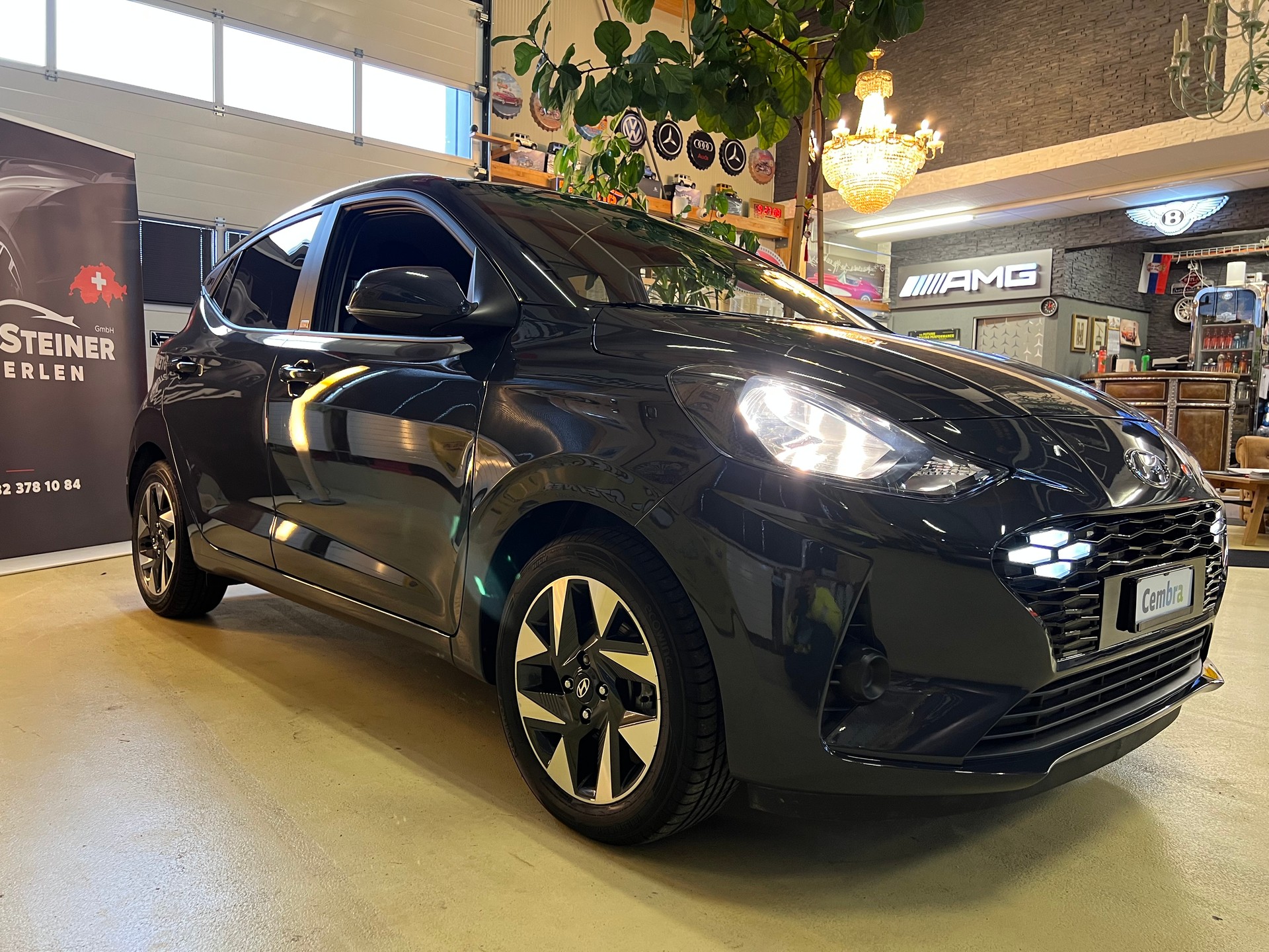 HYUNDAI i10 1.2 "BENZINER CH WAGEN" + SITZHEIZUNG + ALUFELGEN + VIEL ZUBEHÖR + SAUBER + GEPFLEGT. !! NUR 6`800 KM !!-image-1
