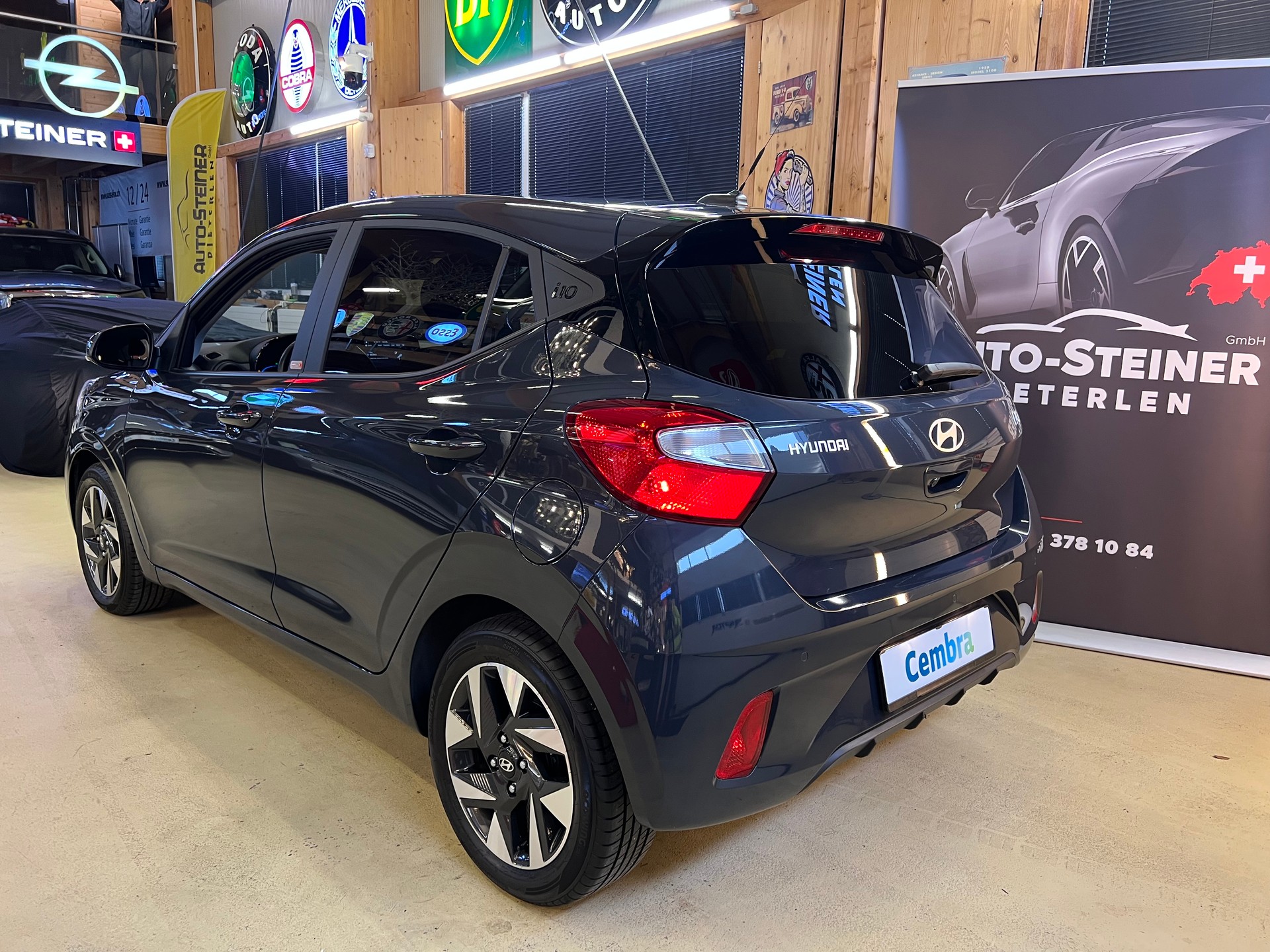 HYUNDAI i10 1.2 "BENZINER CH WAGEN" + SITZHEIZUNG + ALUFELGEN + VIEL ZUBEHÖR + SAUBER + GEPFLEGT. !! NUR 6`800 KM !!-image-3