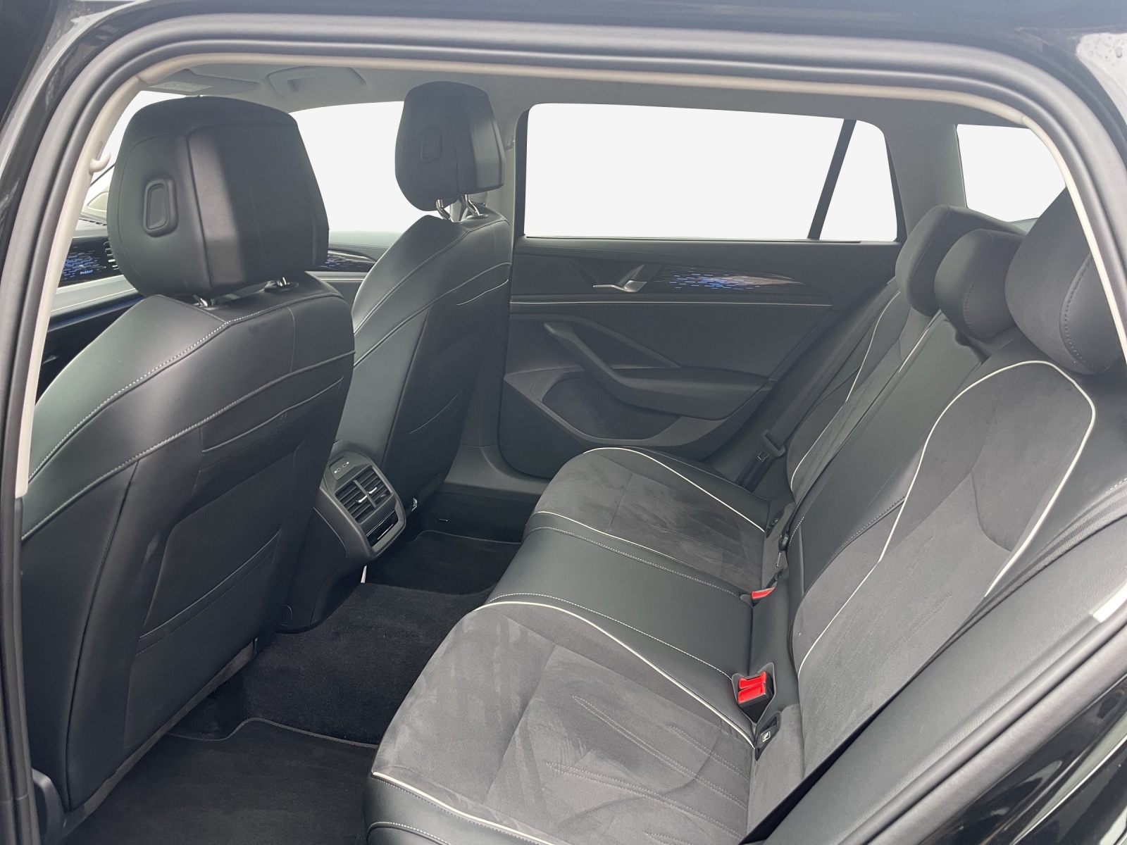 VW Passat Variant 2.0 TDI evo Elegance 4 Motion DSG-image-11