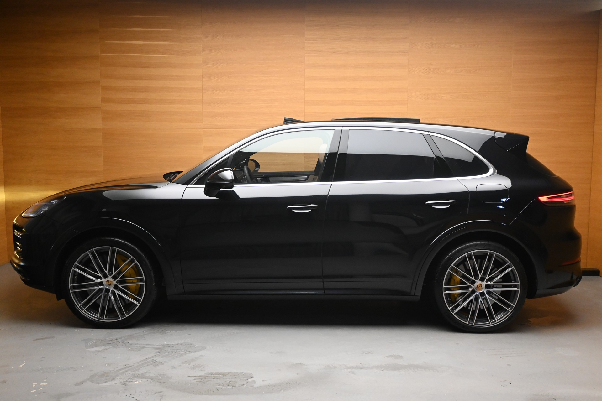 PORSCHE Cayenne Turbo S E-Hybrid-image-3