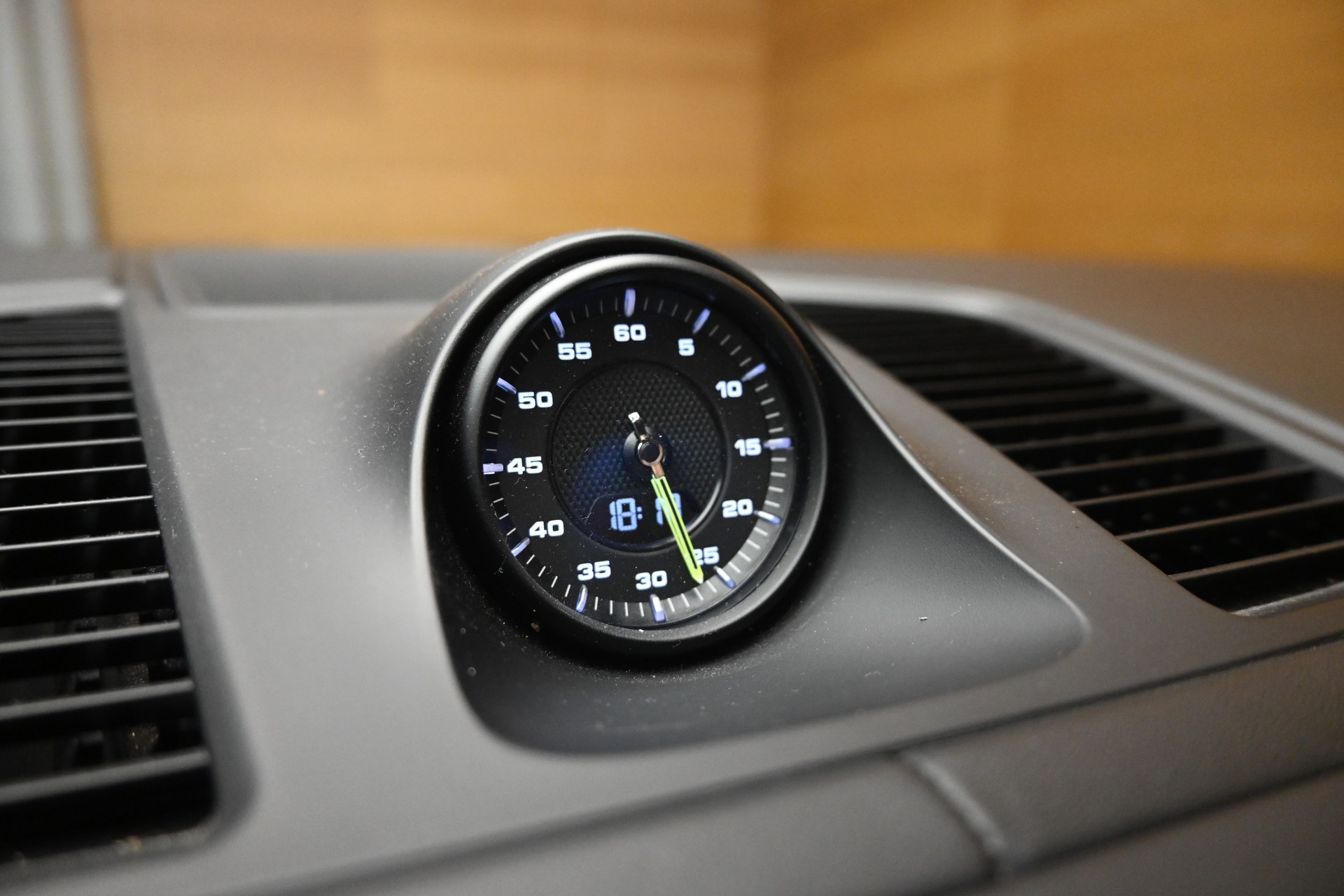PORSCHE Cayenne Turbo S E-Hybrid-image-14