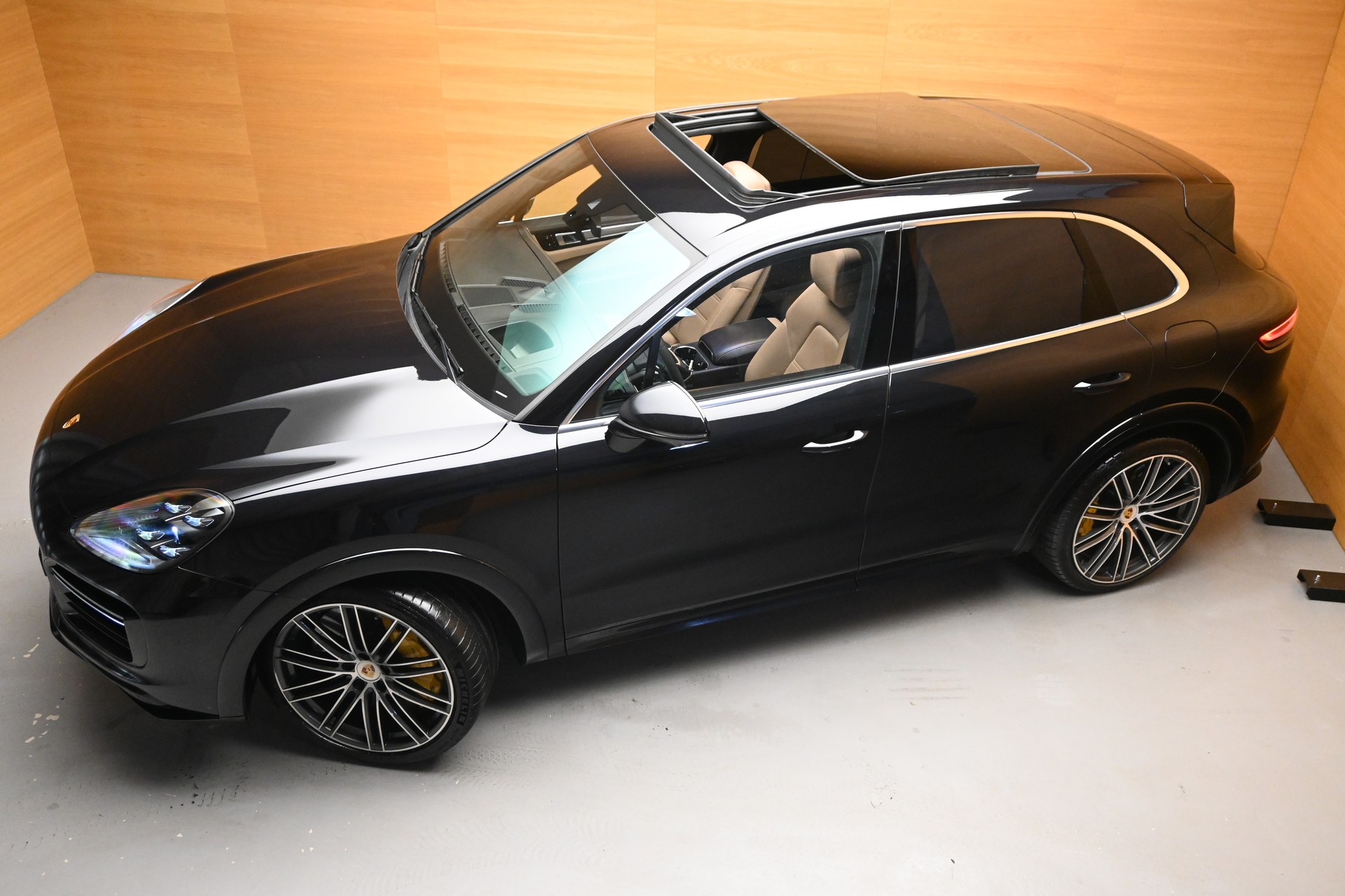PORSCHE Cayenne Turbo S E-Hybrid-image-2